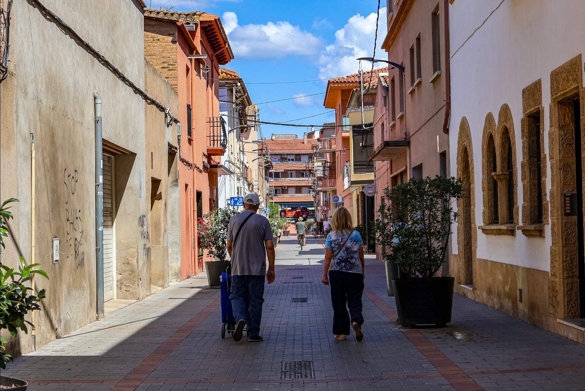 Peatones por las calles de Santa Perpètua de Mogoda. / Marta Cardenal