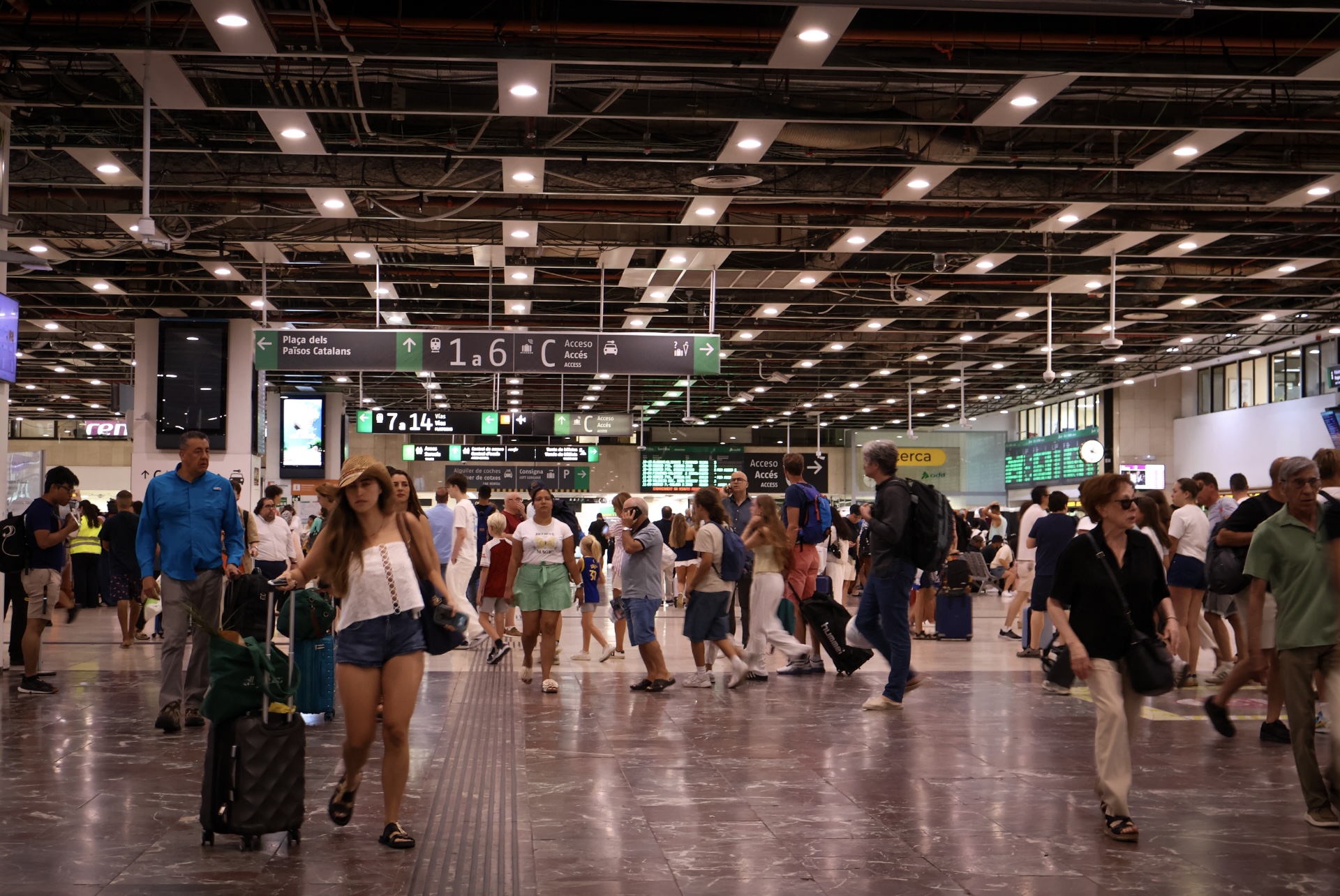 Retards AVE. Passatgers de l'AVE a l'estació de Sants de Barcelona. / Marta Cardenal