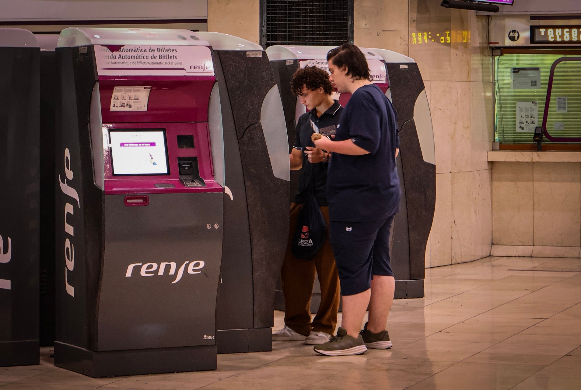 Usuaris dels trens AVE consulten els horaris i bitllets a l'estació de Sants, a Barcelona. / Marta Cardenal