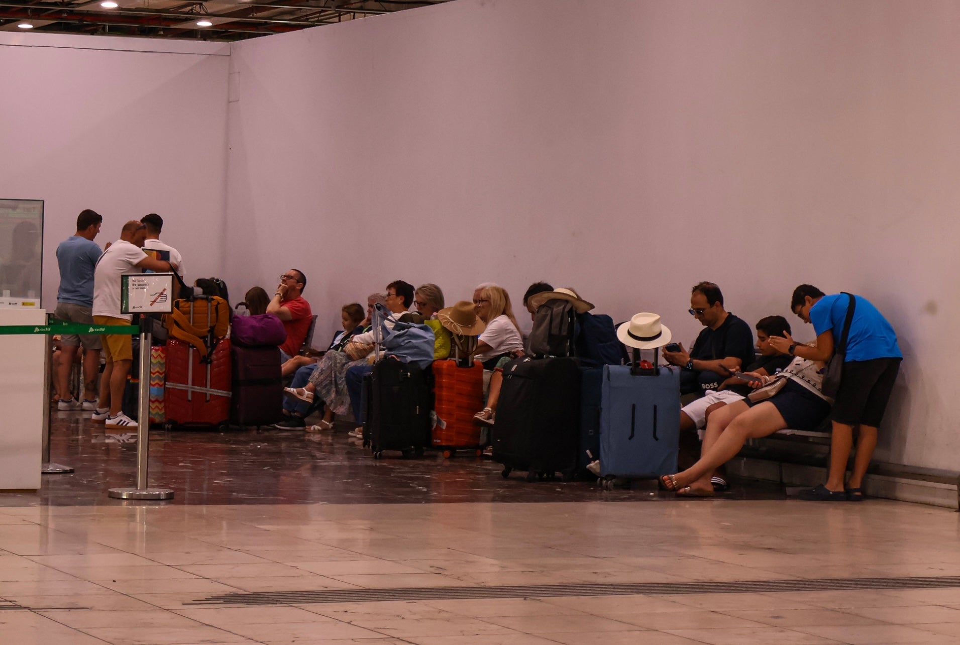 Pasajeros del AVE esperan el tren en la estación de Sants de Barcelona, afectados por los retrasos en el servicio. / Marta Cardenal