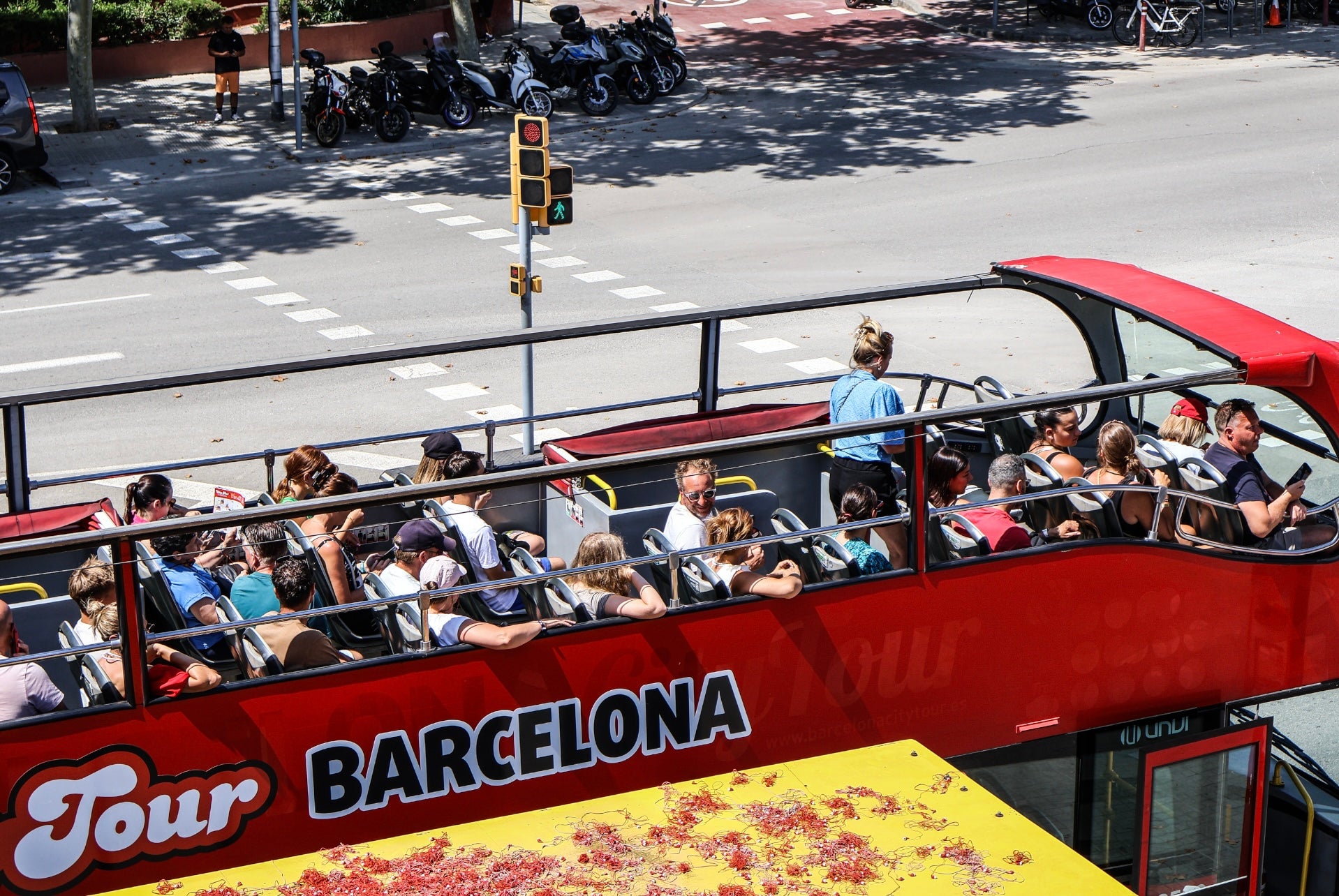 Turisme. Grups de turistes aprofiten el bon temps per visitar Barcelona. / Marta Cardenal
