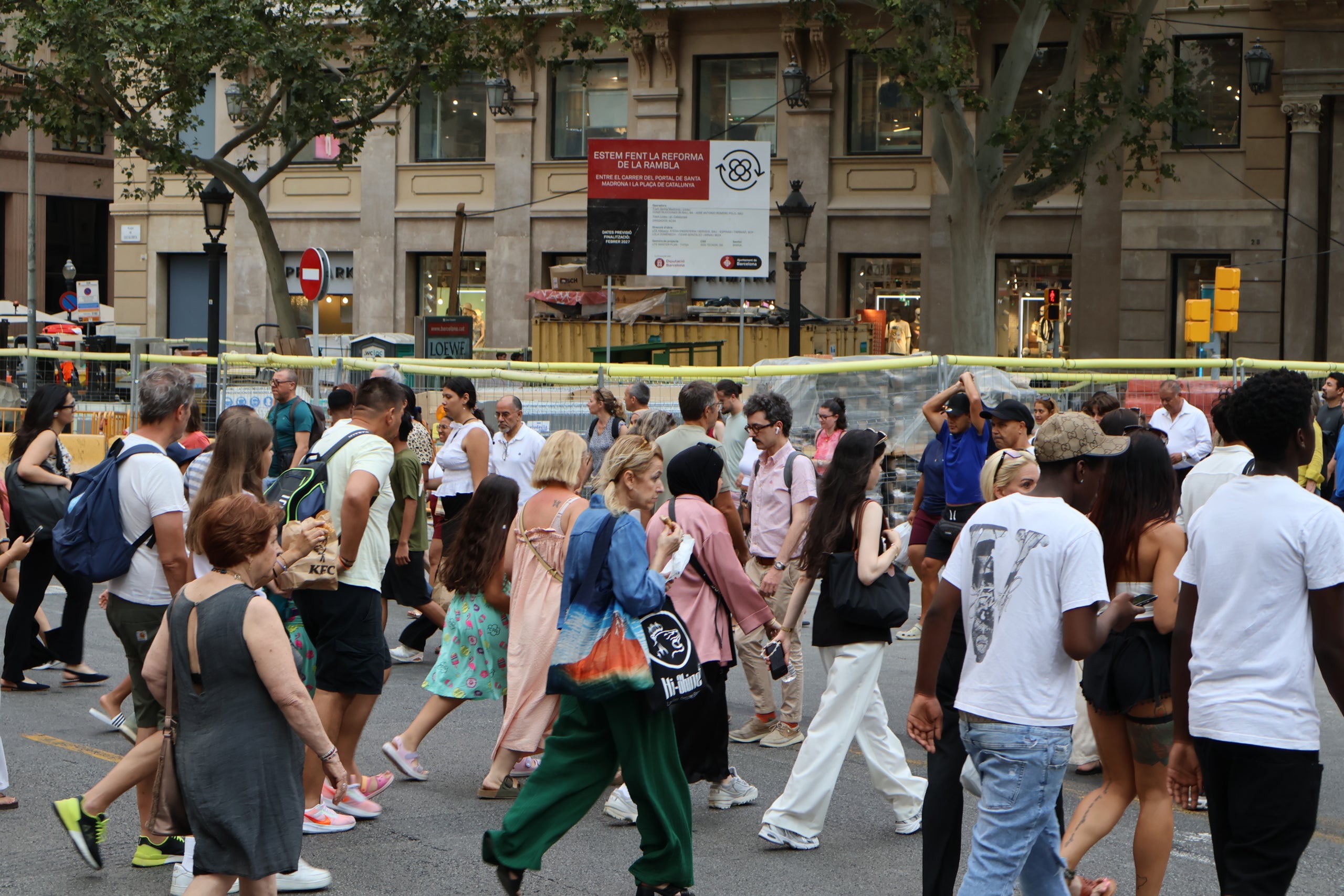 Diverses persones caminant per la rambla de Catalunya, a Barcelona, en una imatge d'arxiu / Marta Cardenal 
