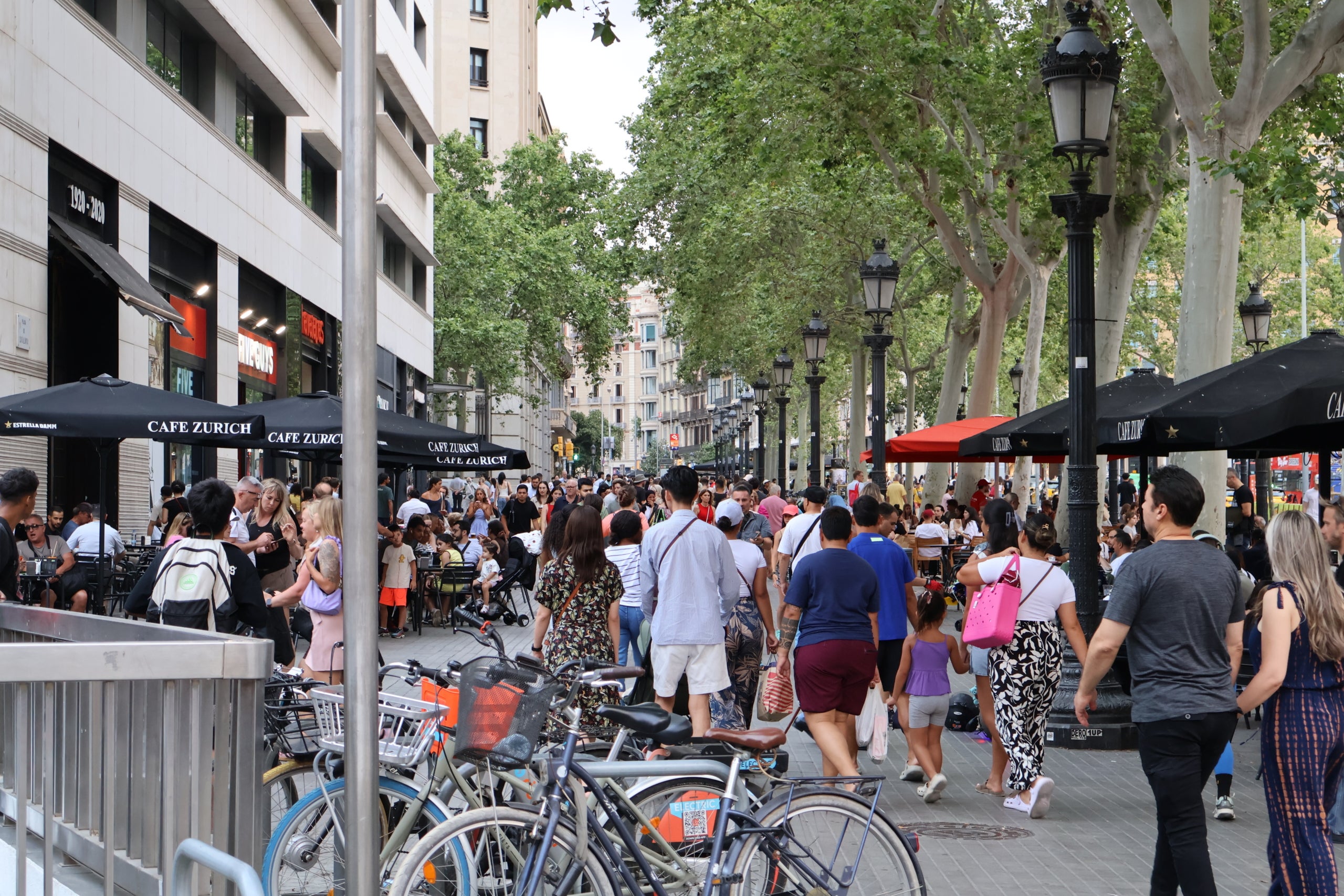 Turismo. Aglomeración de turistas en Plaza de Catalunya de Barcelona. / Marta Cardenal