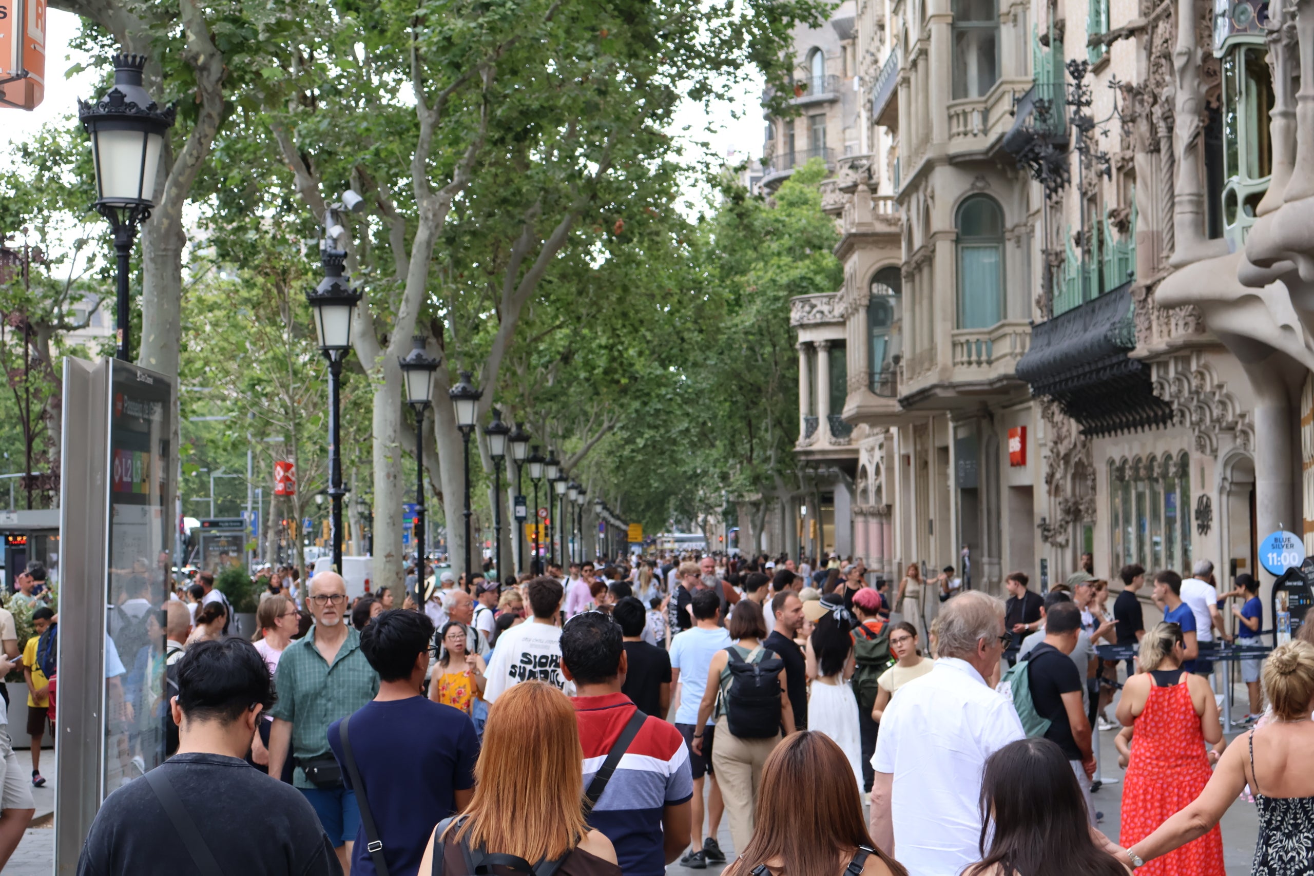 Turismo. Aglomeración de turistas paseando por Passeig de Gràcia en Barcelona. / Marta Cardenal