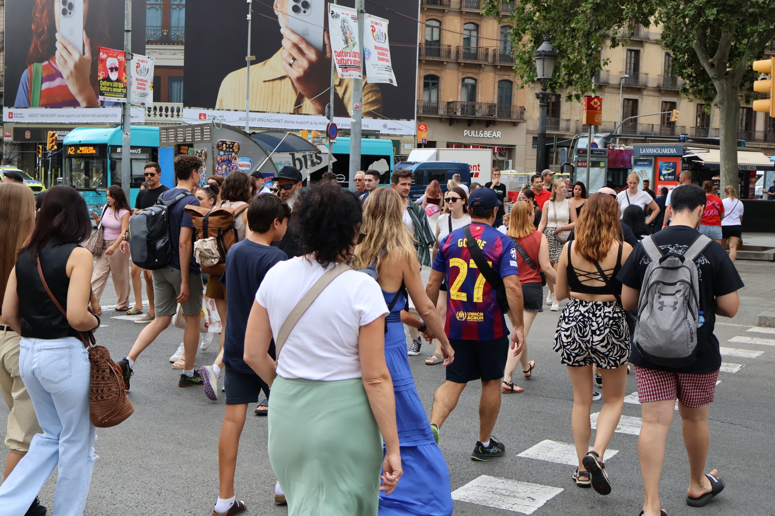 Turisme. Elevada afluència de turistes pels carrers de Barcelona. / Marta Cardenal 