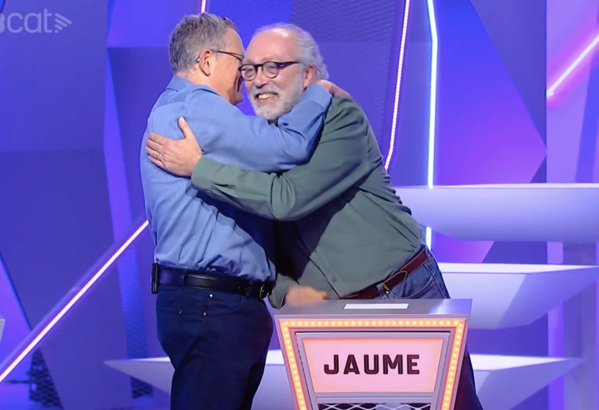 Albert abraza a Jaume después de su despedida en Atrapa'm si pots' de TV3 | 3Cat
