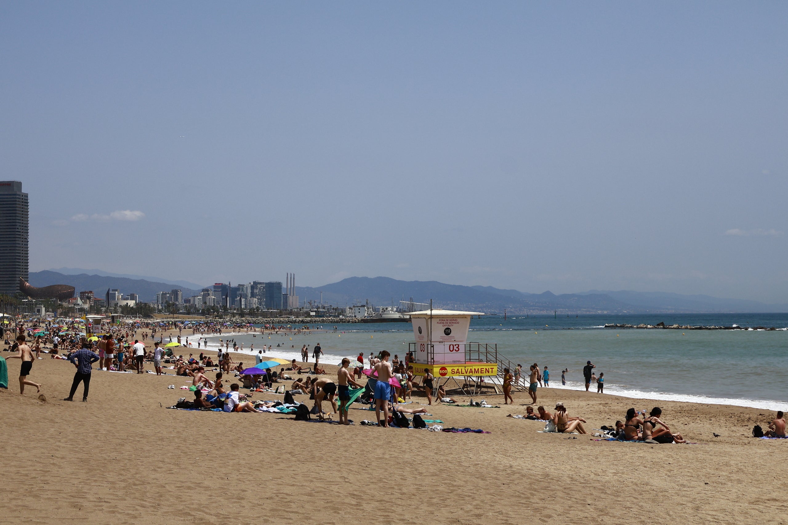 Turisme. Turistes a les platges de Barcelona aprofitant les vacances d'estiu. / Marta Cardenal 