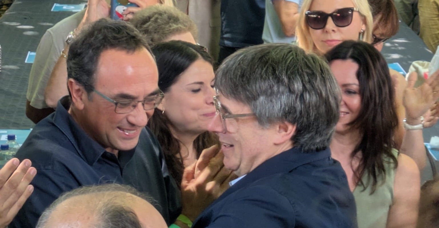 Josep Rull saluda efusivament Carles Puigdemont/Ferriol Sallés