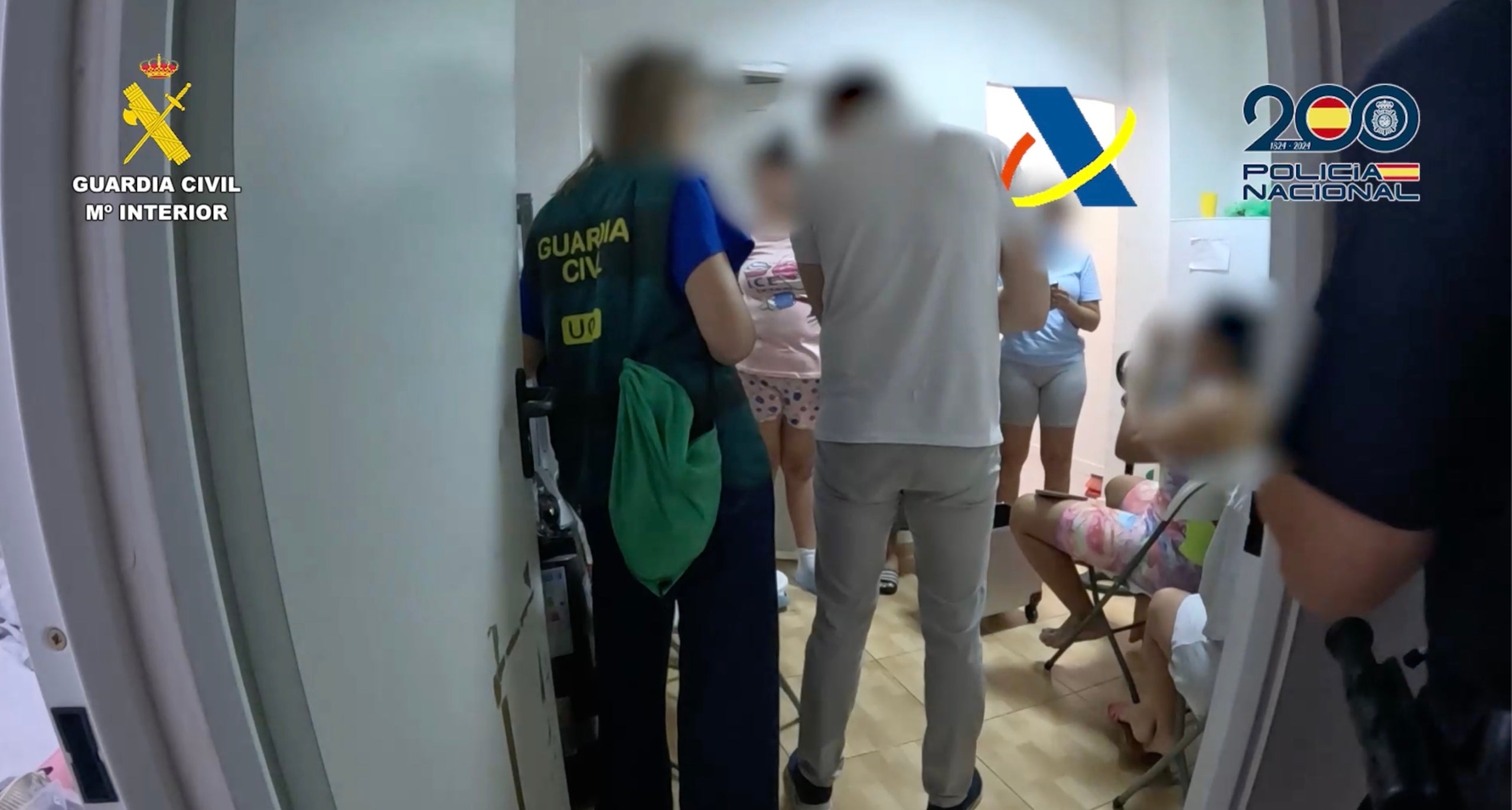 Membres de la Guàrdia Civil en un dels locals de l'operació Nightrose/GC