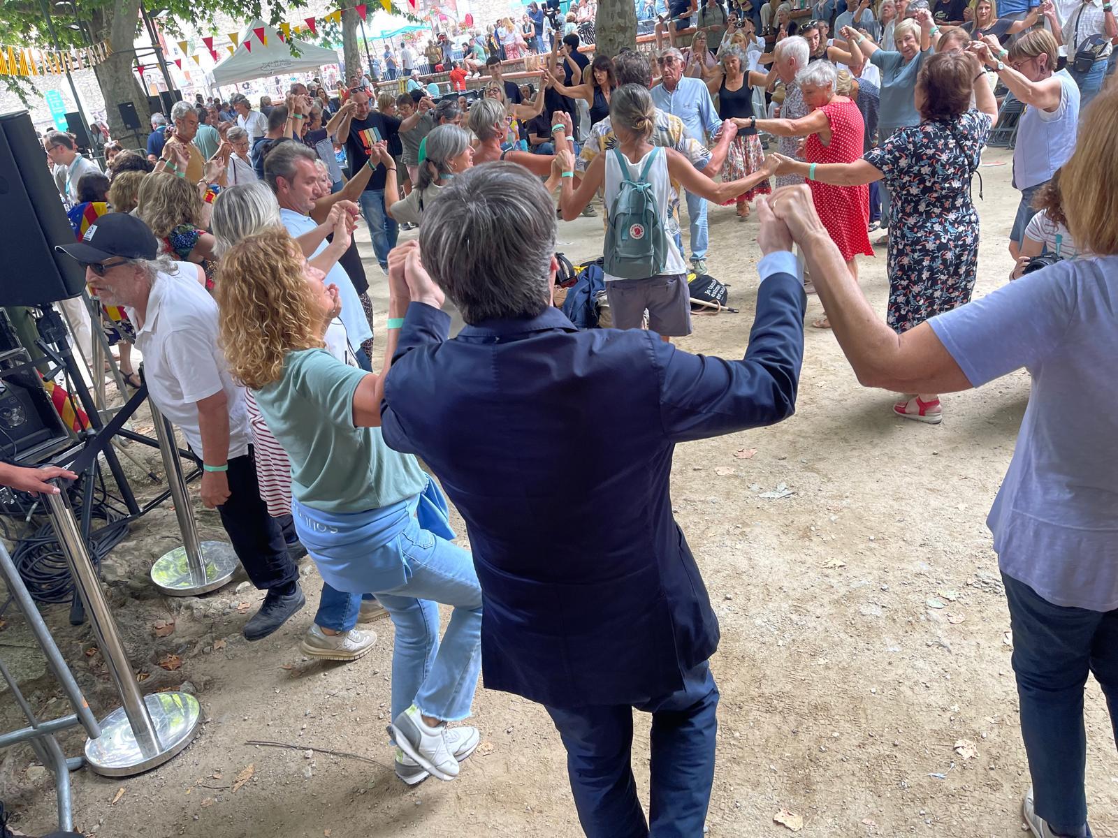 Puigdemont balla sardanes amb la militància/QS