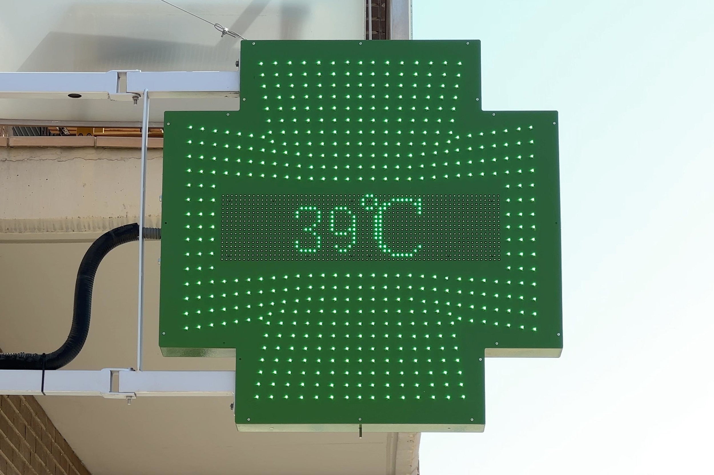Un termómetro de calle marca 39 grados en la ciudad de Lleida antes de las doce del mediodía / ACN