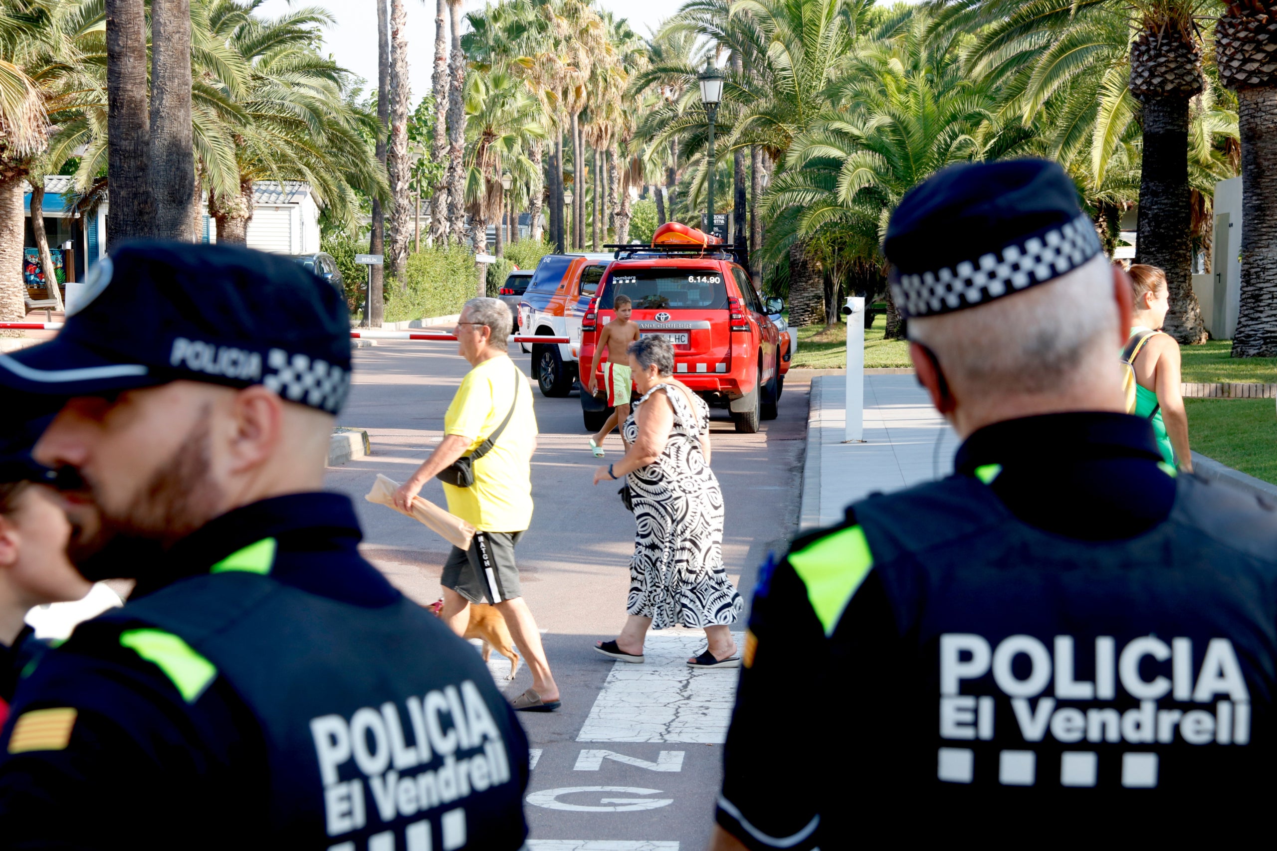 Policies locals i bombers al càmping Vendrell Platja després de l'incendi / ACN