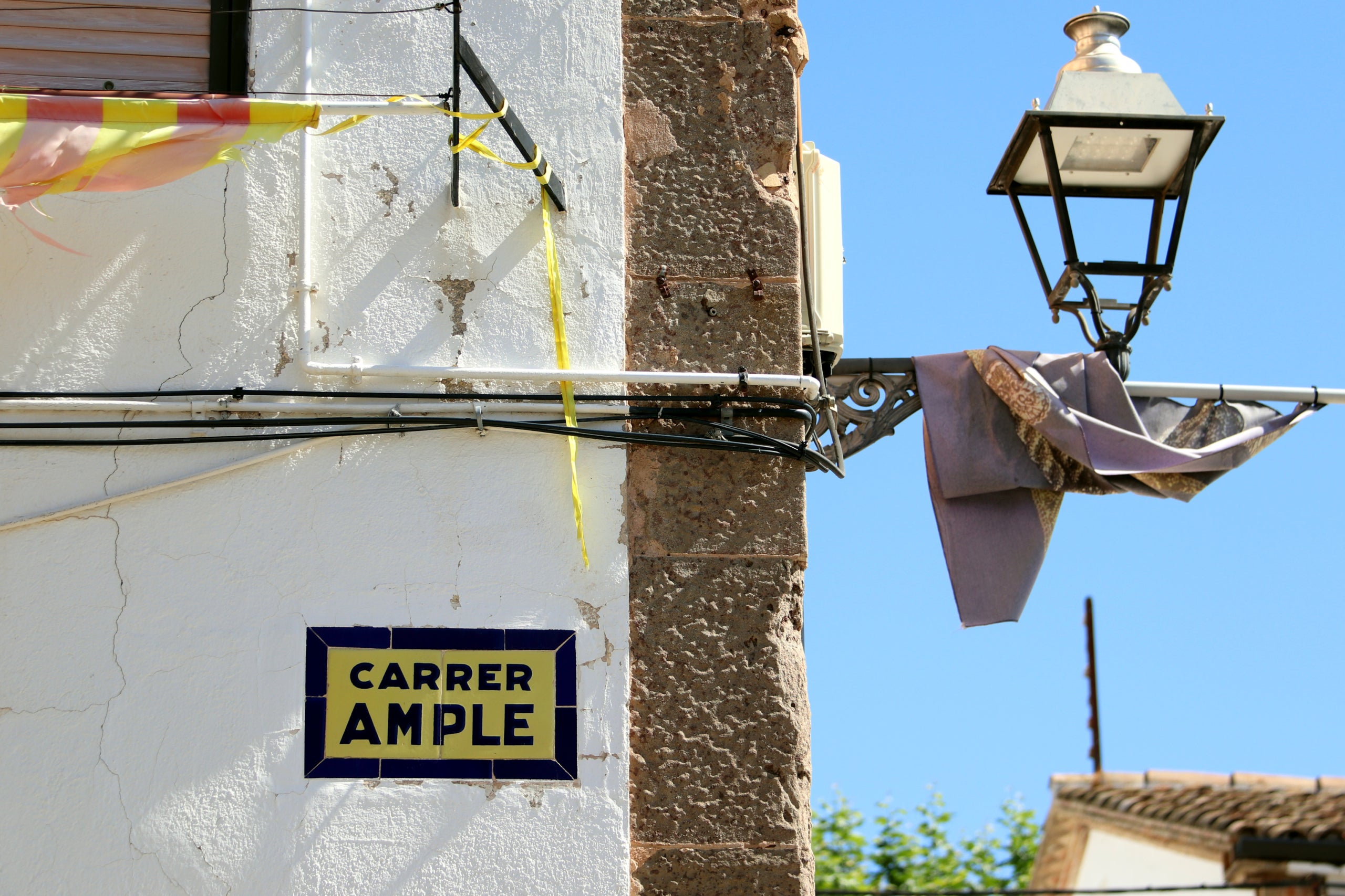 Placa del carrer Ample de l’Ametlla de Merola (Berguedà) / ACN
