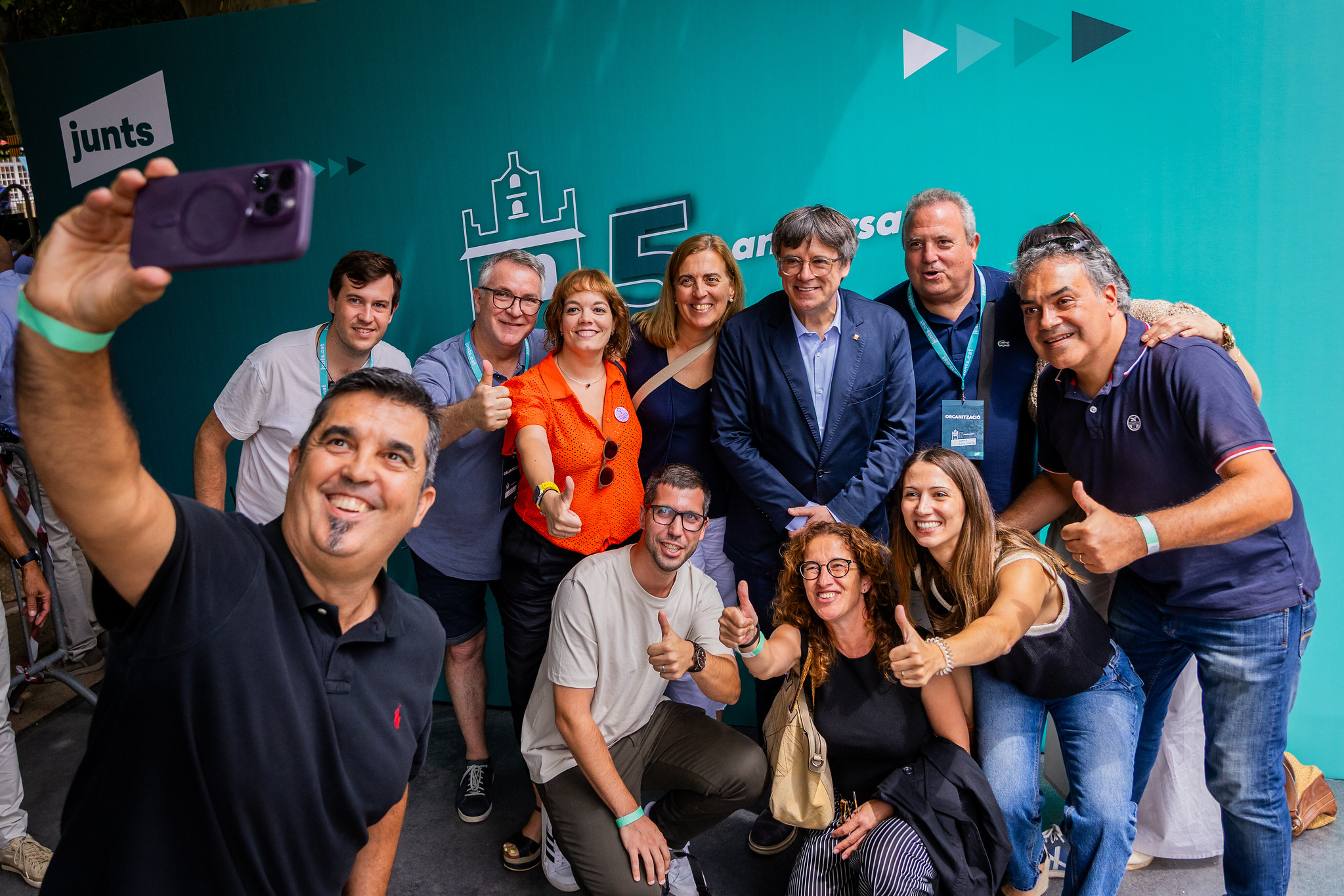 Puigdemont es fa un selfie amb representants del Baix Llobregat del Partit/Núria Càmara
