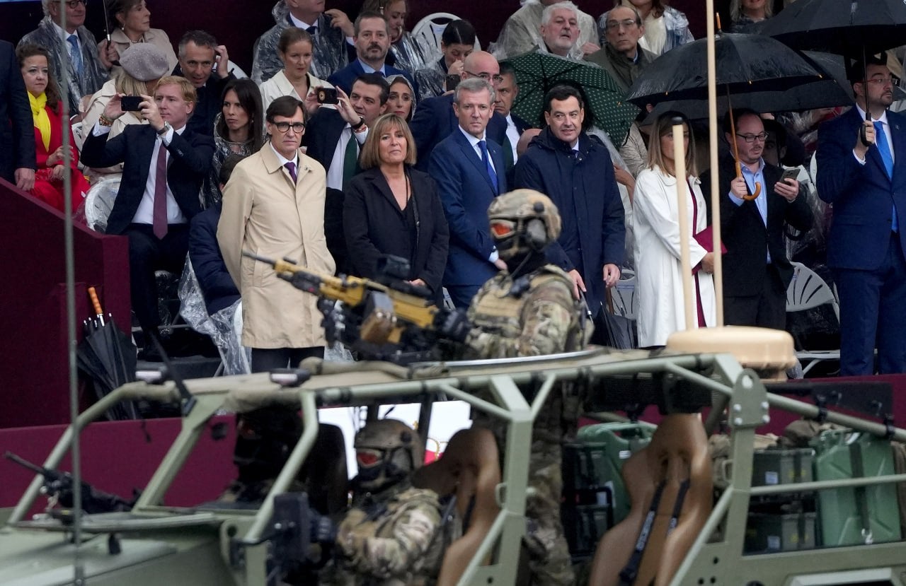 Salvador Illa, president de la Generalitat, acompanyat de Núria Marín, delegada del govern a Madrid, durant la desfilada militar del 12-O / ACN