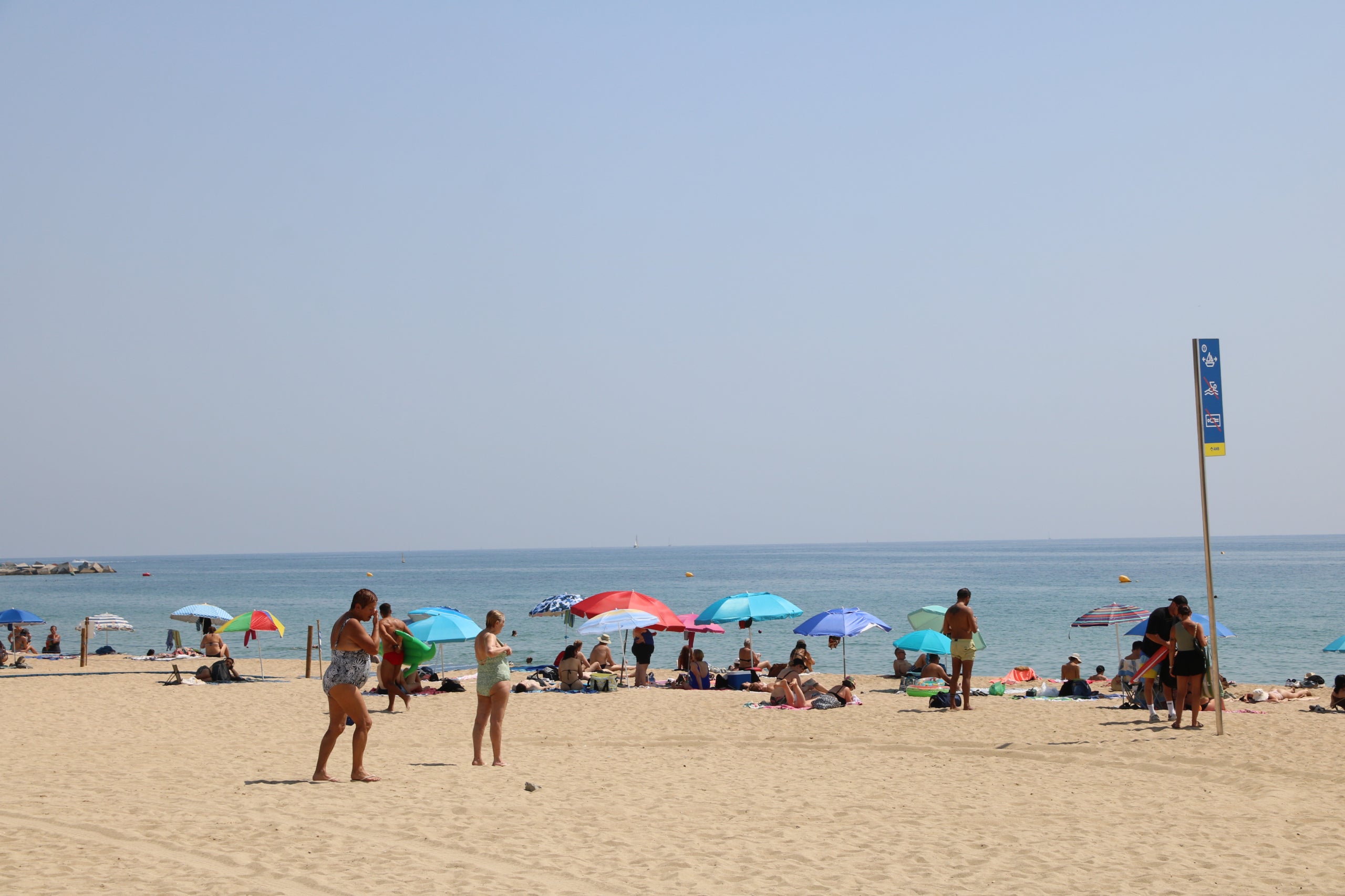 Bañistas pasando la ola de calor en la Playa del Bogatell | Sara Soteras / Jordi Bataller / Eudald Sanz (ACN)