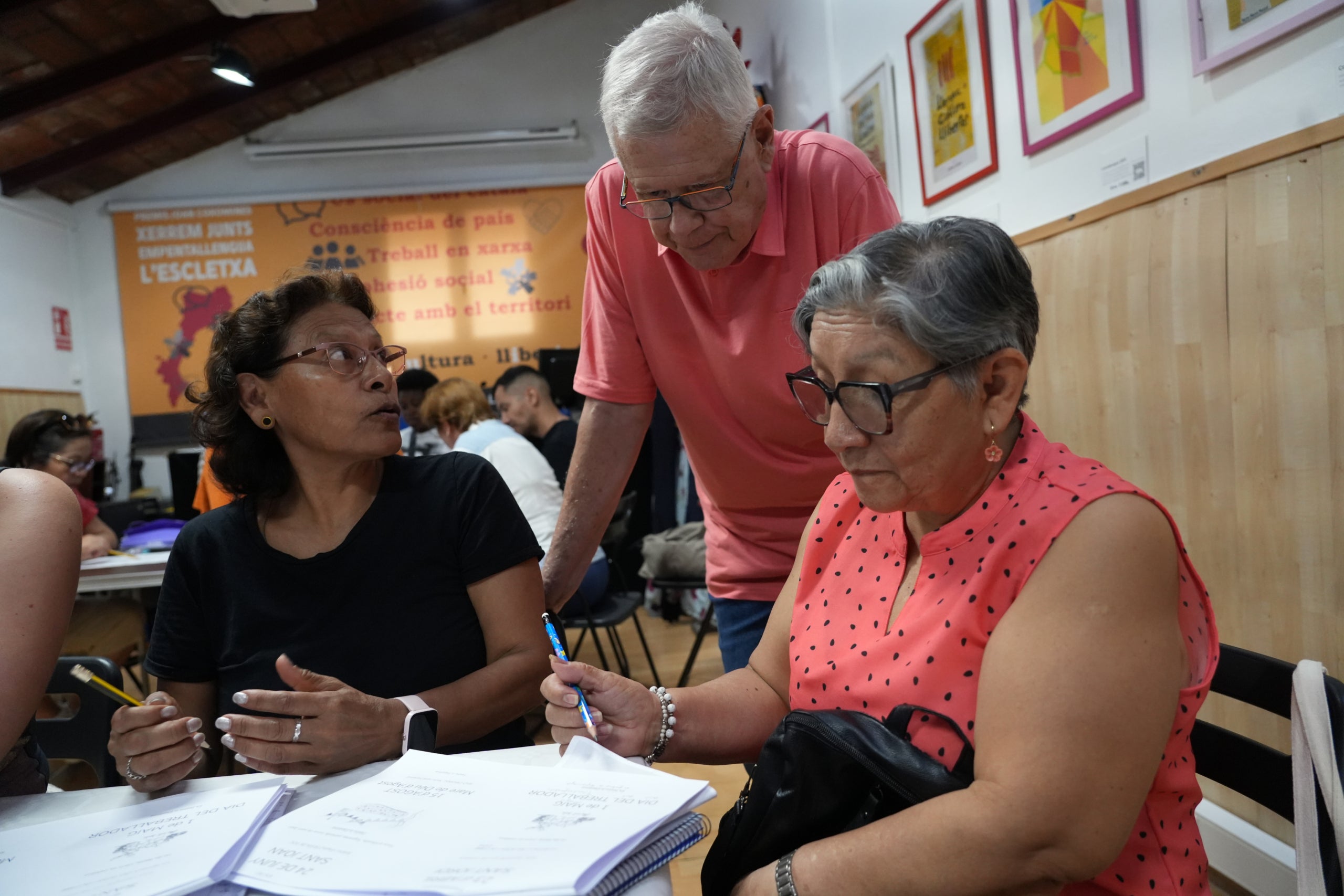 Una sesión del proyecto ‘Xerrem junts’ de la Coordinadora d’Associacions per la Llengua Catalana (CAL) en Barcelona / ACN