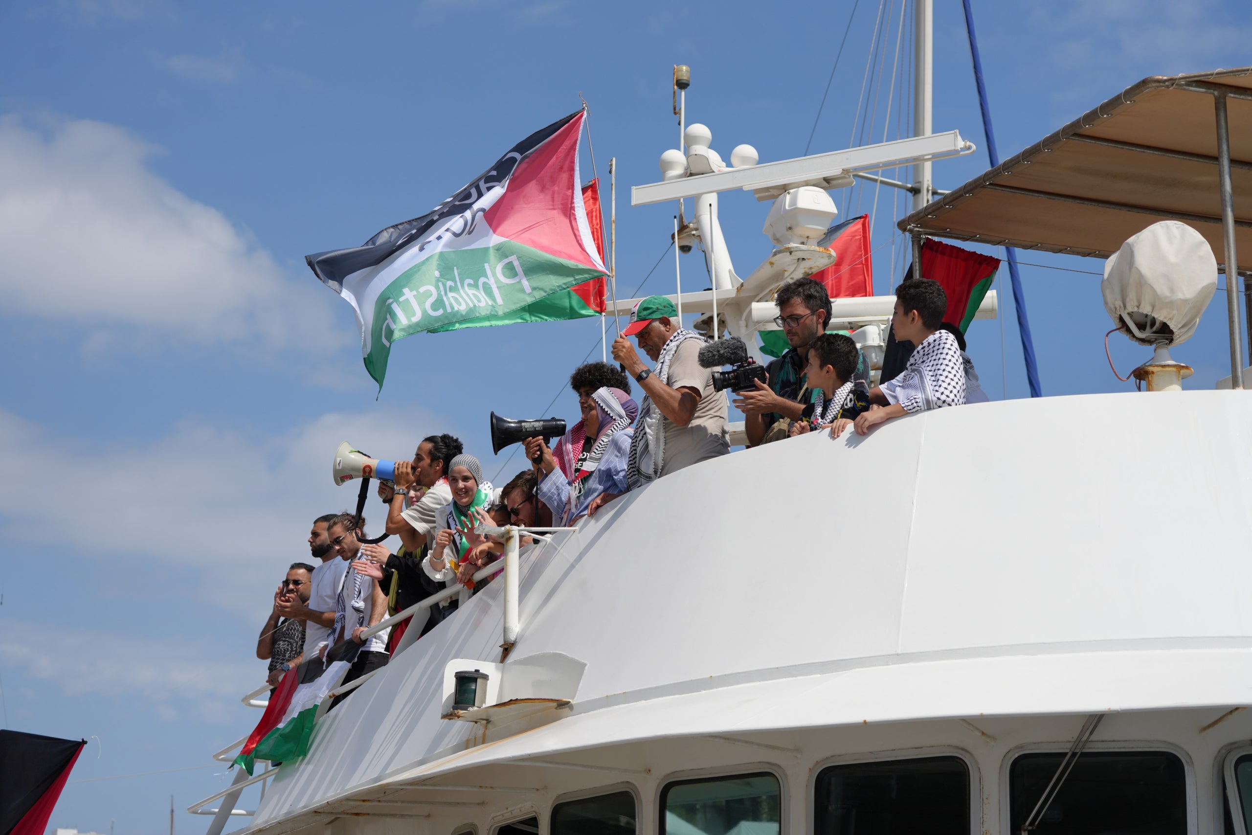 Activistes dalt d'un dels vaixells de la Global Sumud Flotilla | Gemma Sánchez Bonel (ACN)