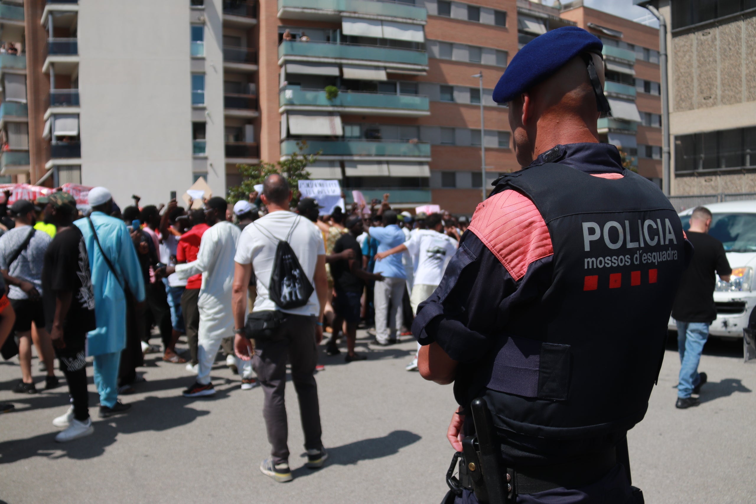 Los Mossos d’Esquadra custodiando la comisaría de la Policía Local de Montornès del Vallès. | Gemma Sánchez Bonel (ACN)