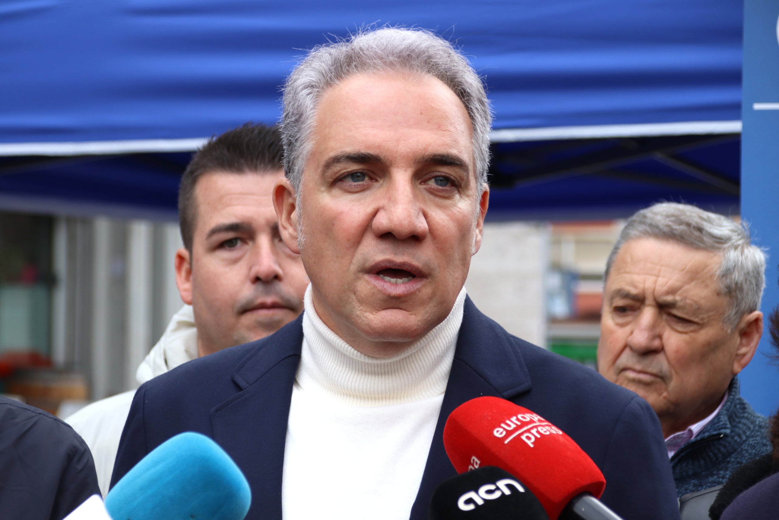 El vicesecretari de Coordinació de Política Autonòmica i Local del PP, Elías Bendodo, en una atenció a mitjans a Cornellà de Llobregat. | Mariona Puig (ACN)