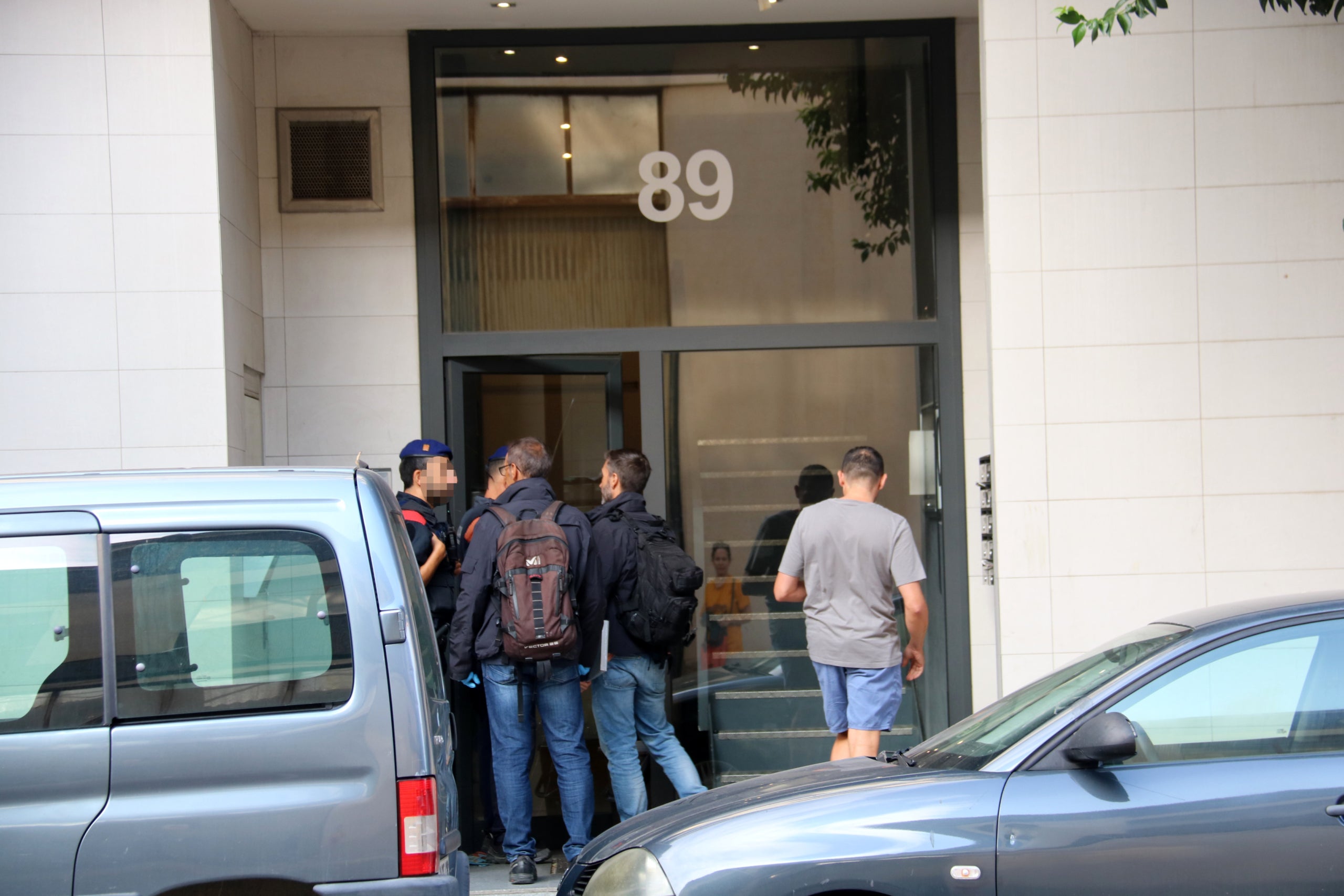 Investigadors dels Mossos d'Esquadra davant de l'edifici de Tàrrega relacional amb el crim en què ha mort un jove de 18 anys / ACN
