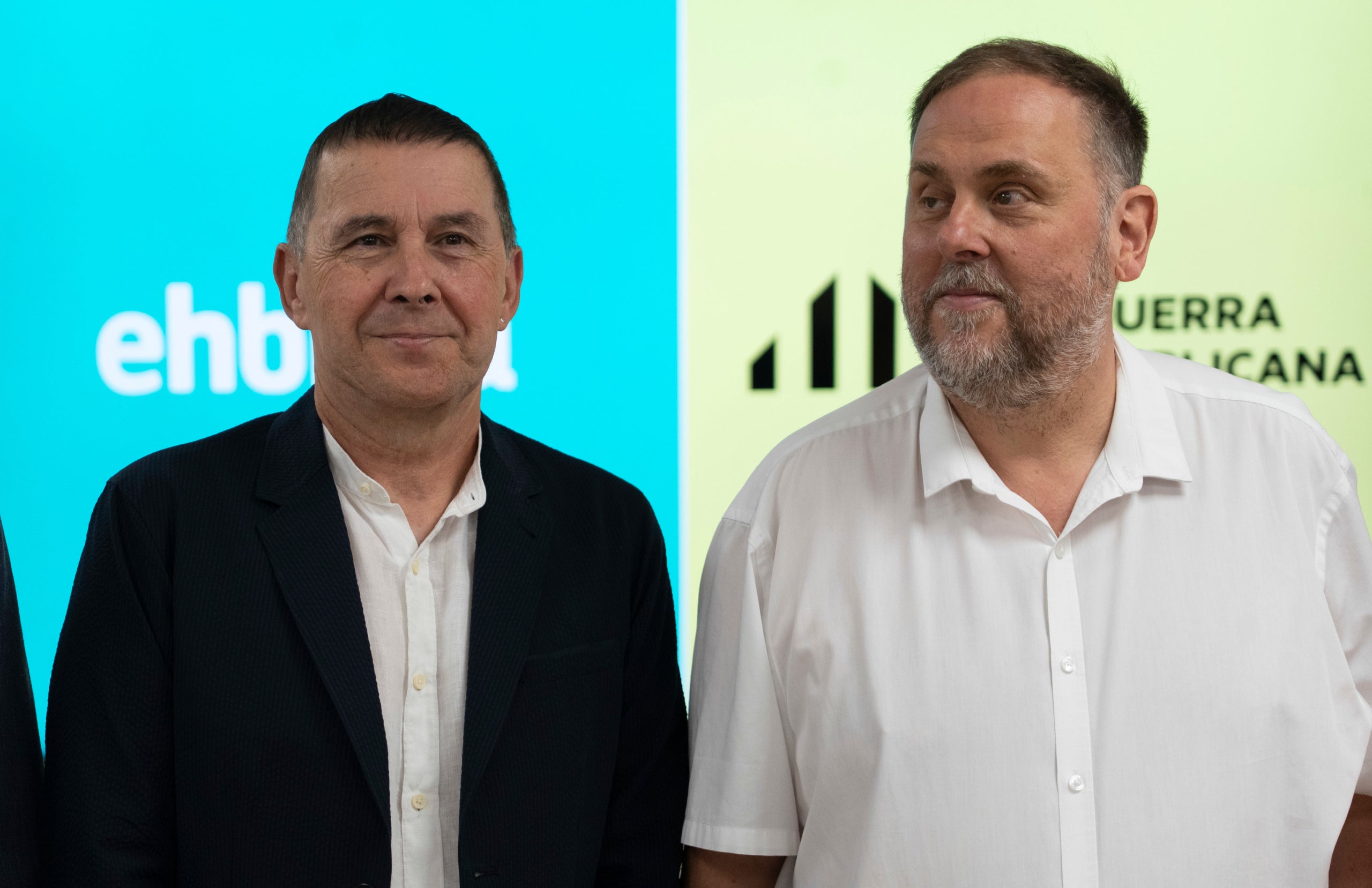 El presidente de ERC, Oriol Junqueras, y el secretario general de EH Bildu, Arnaldo Otegi, encabezan la reunión entre los dos partidos | ERC