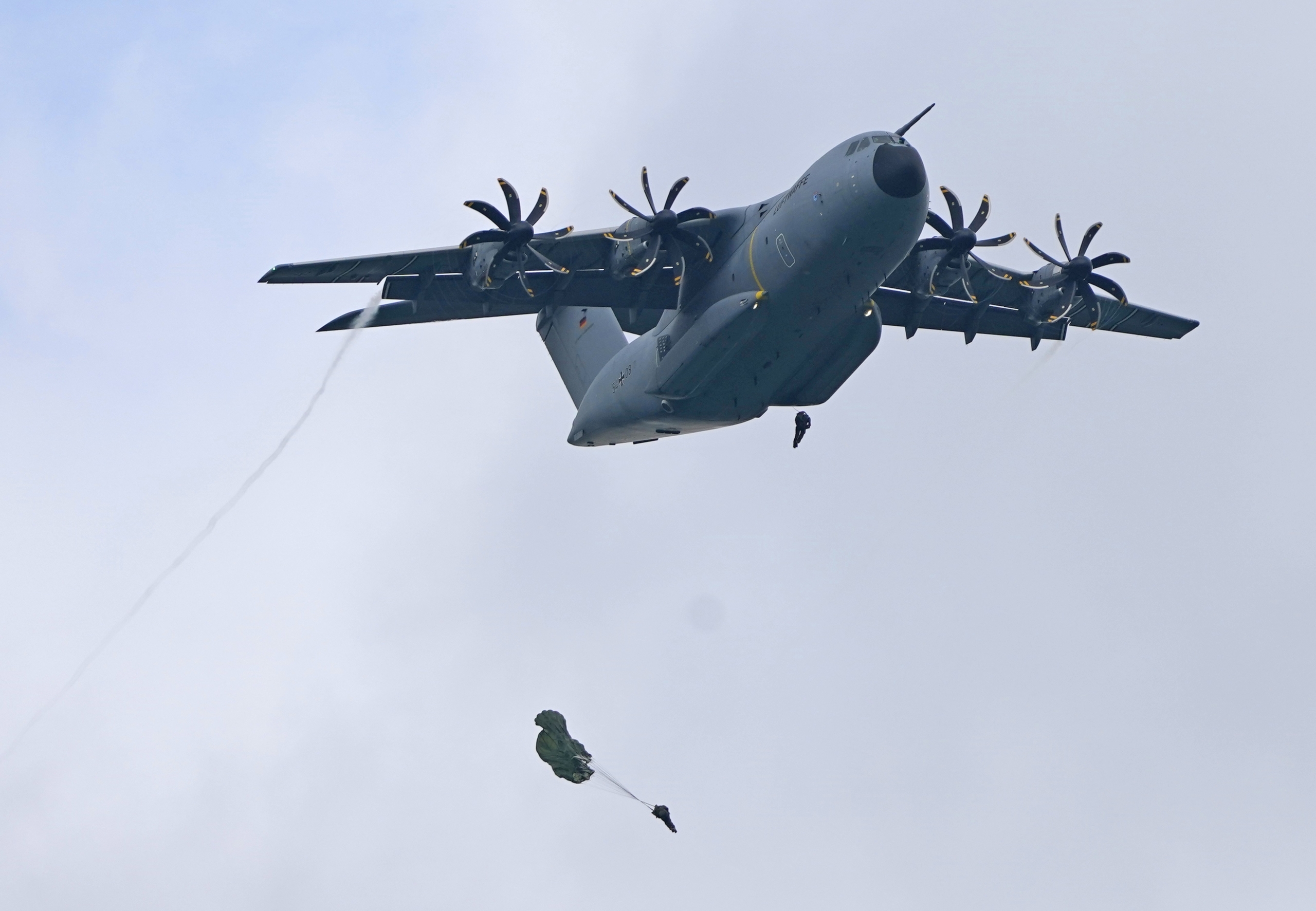 Les Forces Armades (Bundeswehr) paracaigudistes de l'escola de transport aeri d'Altenstadt salten des d'un Airbus A400M de la 62a ala de transport aeri de Wunstorf al llac Kochel des d'una alçada d'uns 400 metres. Uwe Lein/dpa Europa Press