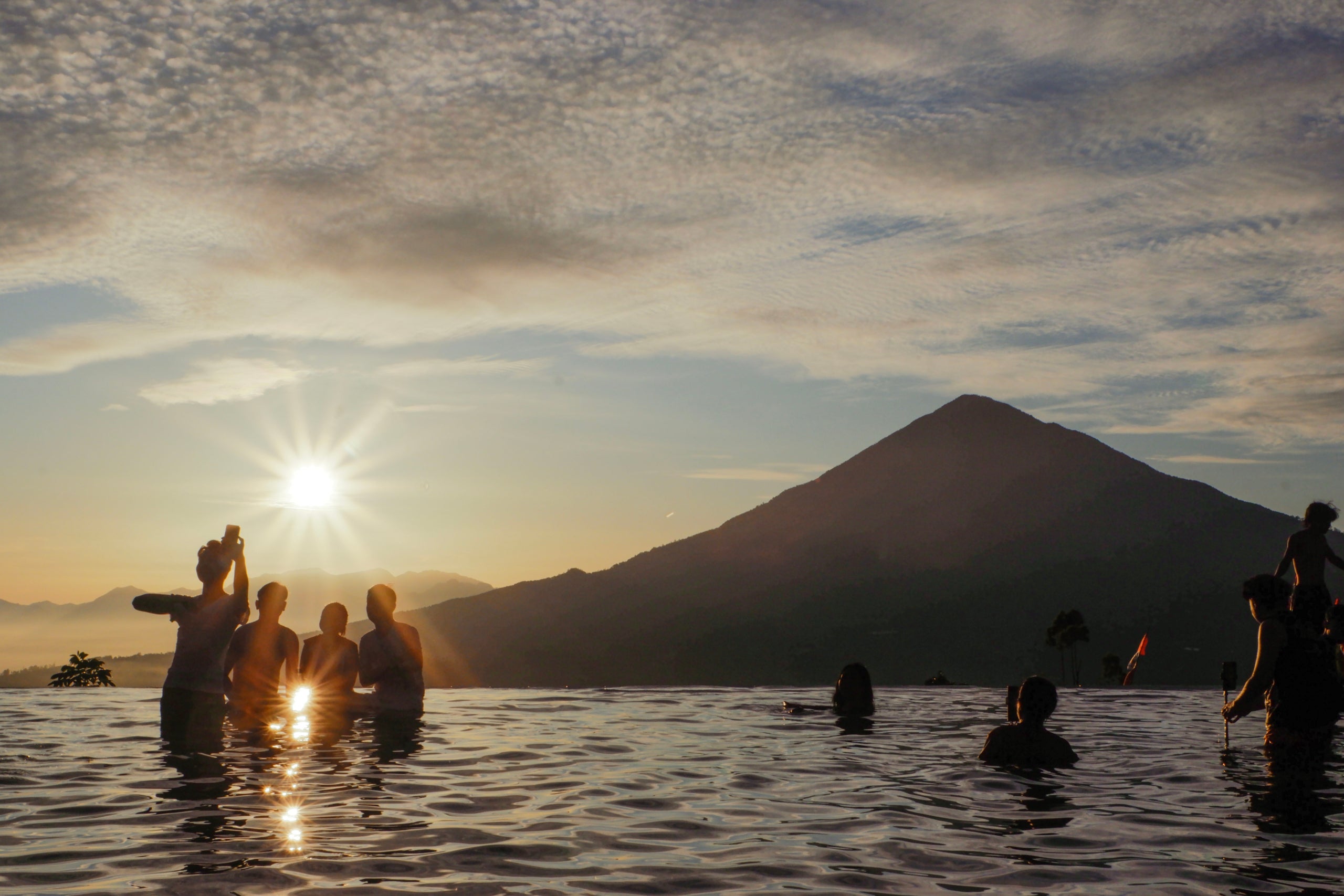 Personas nadan en una piscina termal de Indonesia | Algi Febri Sugita/ZUMA Press Wire/dpa| EUROPA PRESS 
