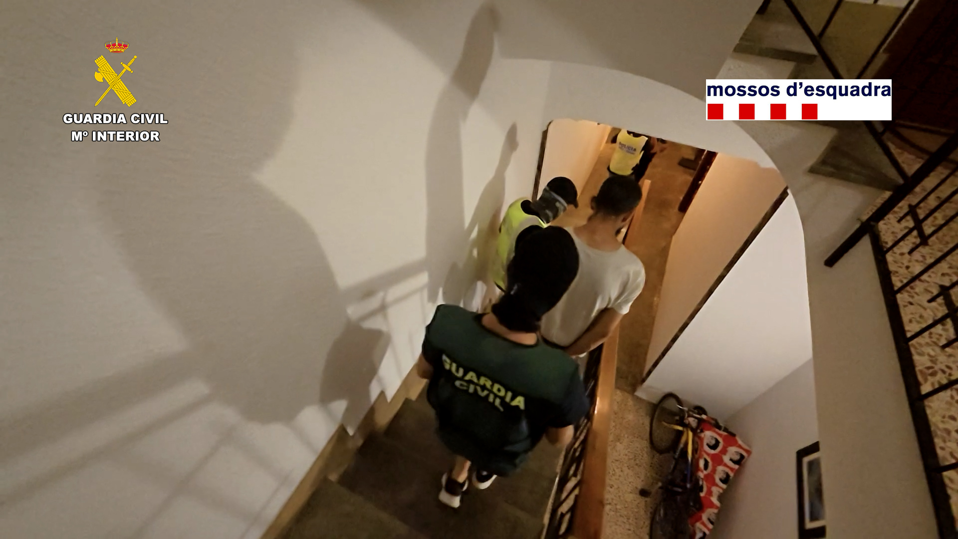 Agents de la policia amb el detingut | Guàrdia Civil