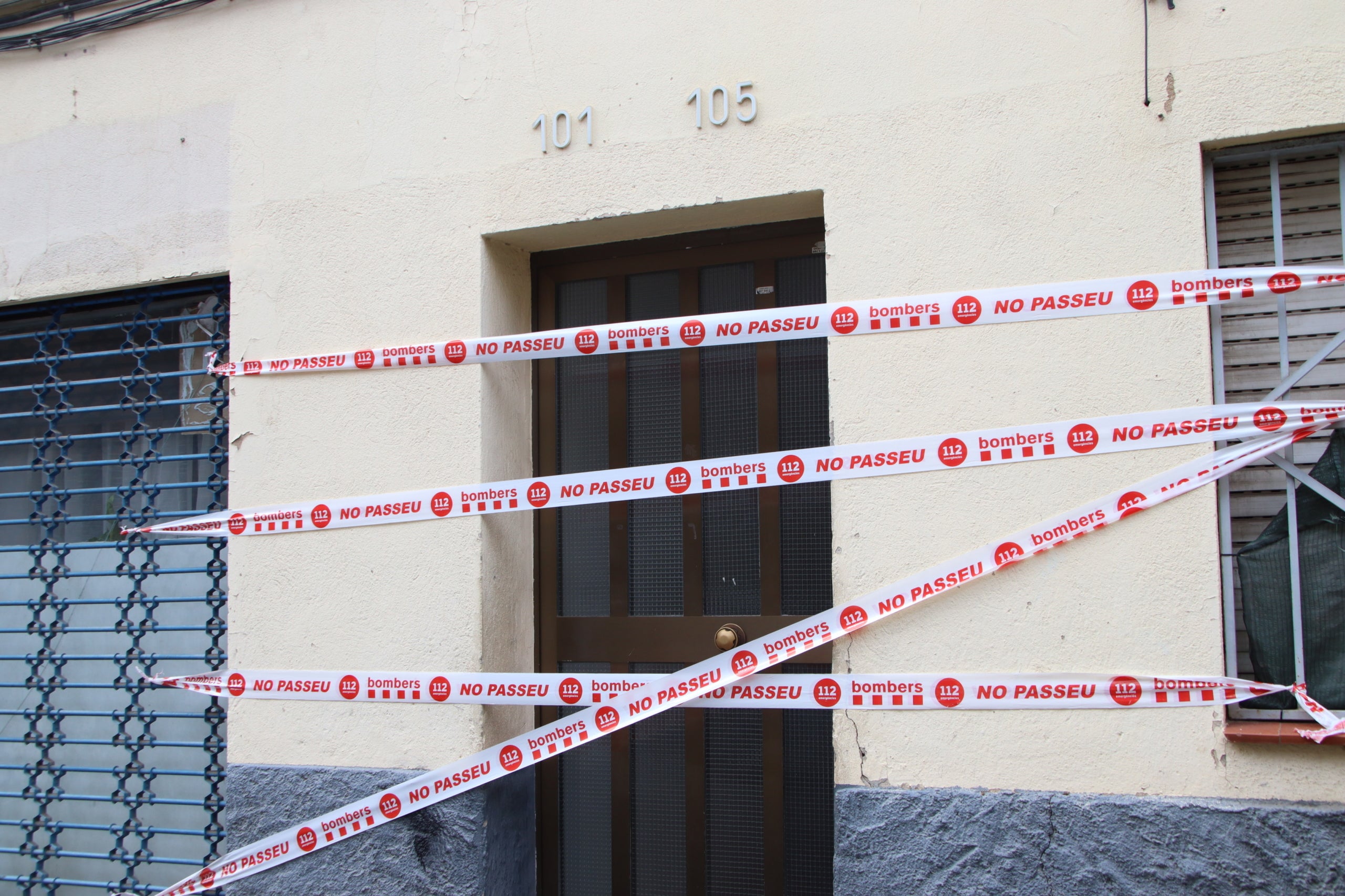 Un precinte barra l'accés a l'edifici que s'ha hagut de desallotjar a Badalona després que s'esfondrés el terra d'un pis, amb dues persones ferides. | Badalona (ACN)