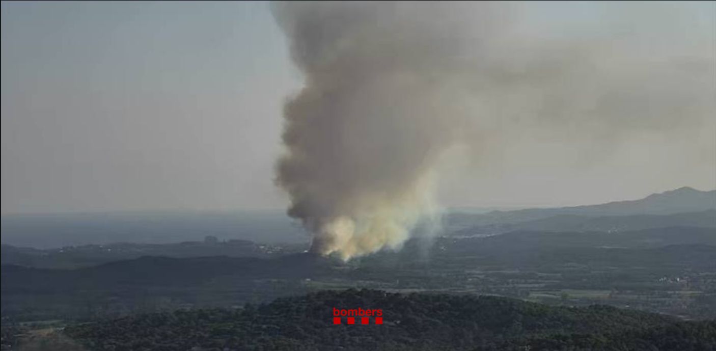 Imagen aérea del incendio en la Riera de Canyelles | Bombers