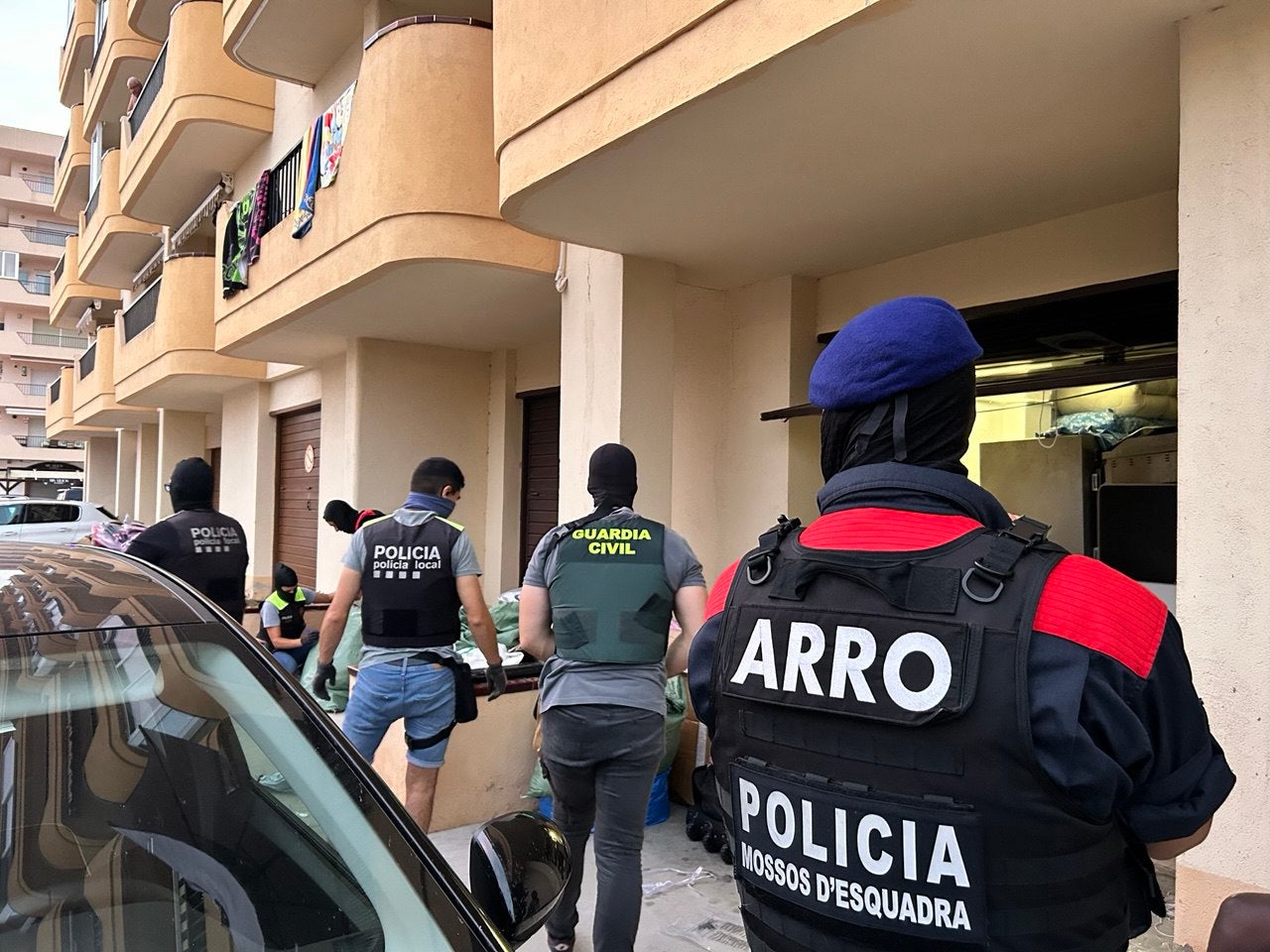 Imagen de la operación conjunta entre la policía catalana, la española, y la local de Roses | Mossos d'Esquadra