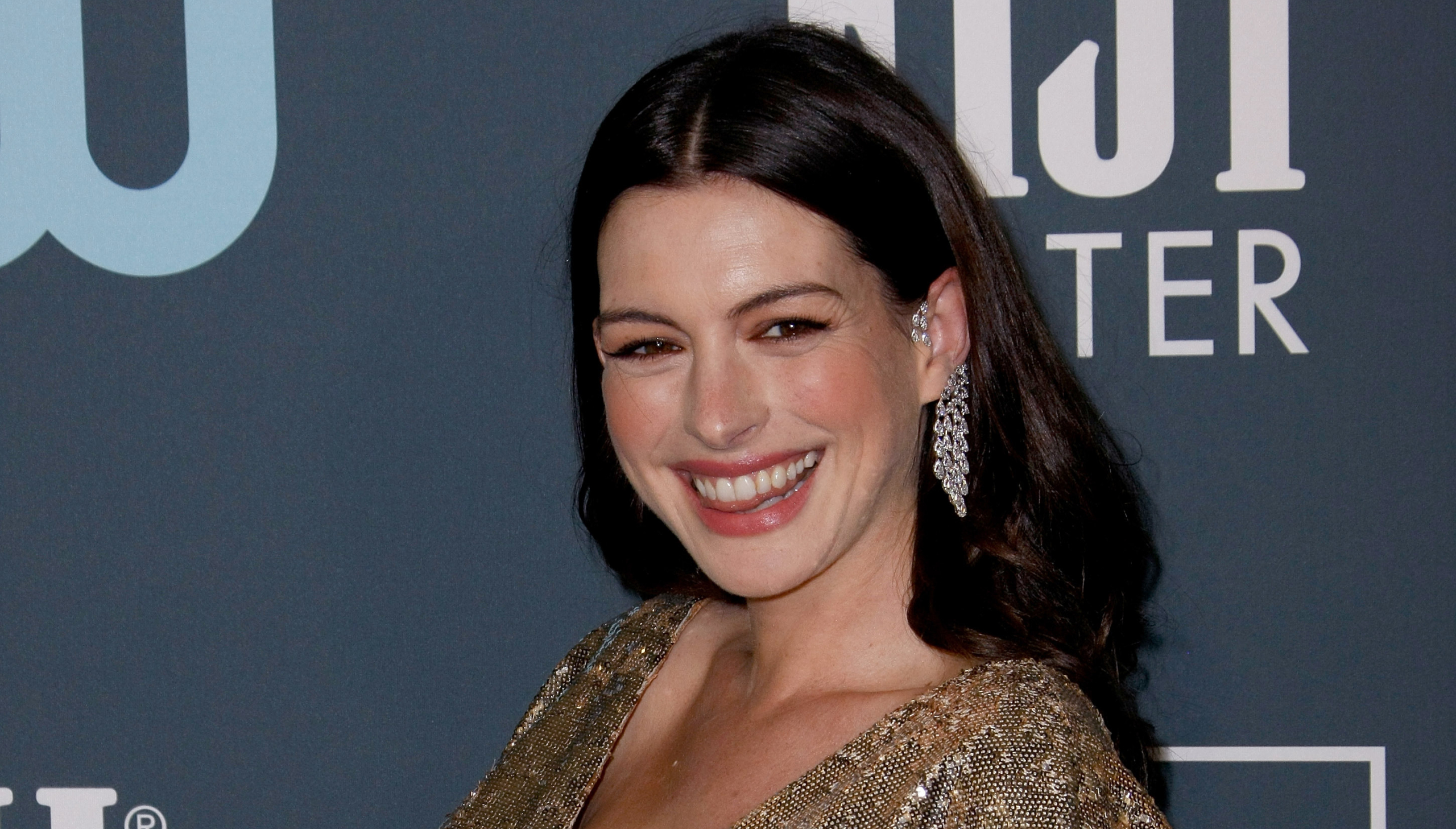 La caiguda d'Anne Hathaway, viral - Europa Press
