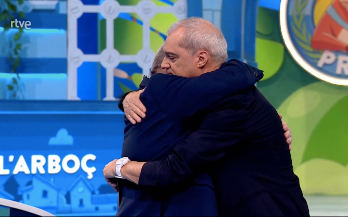 L'emotiva abraçada entre Ramón García i l'alcalde de l'Arboç al 'Grand Prix' | RTVE
