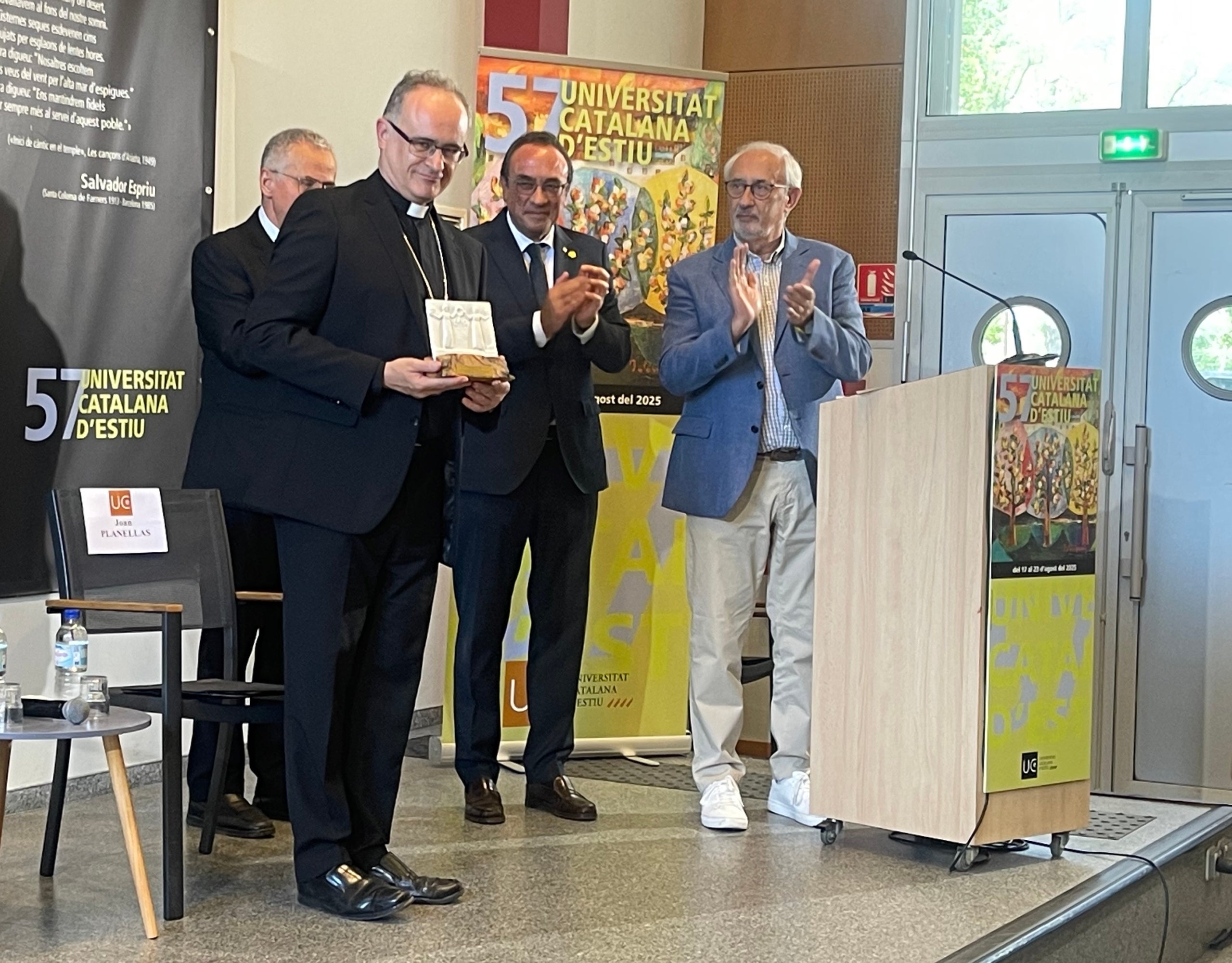 El padre Abad de Montserrat, en el momento de recibir el premio Canigó de la mano de la UCE/Quico Sallés
