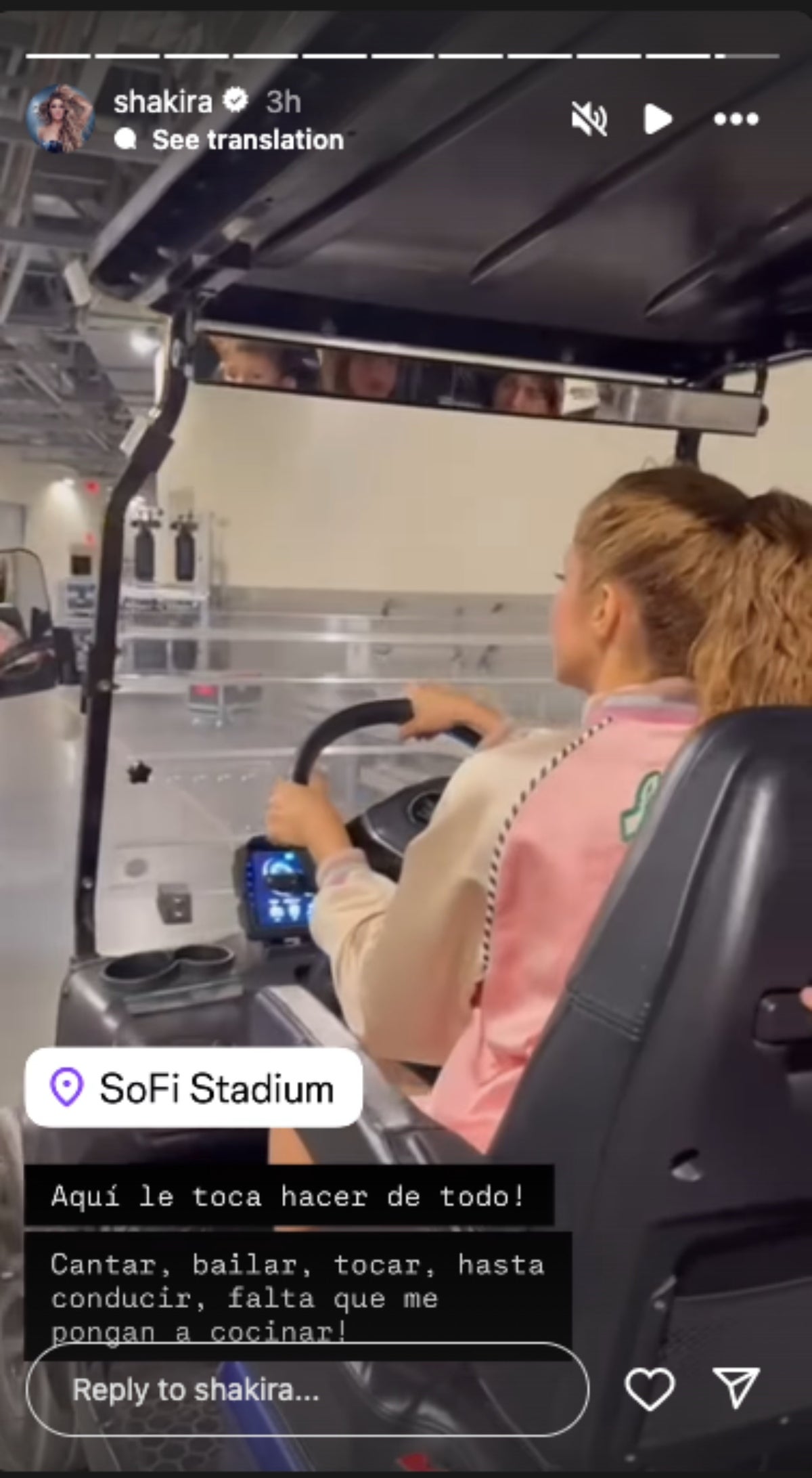Shakira conduint un 'cotxe de golf' a través de recinte on farà el seu concert | Instagram