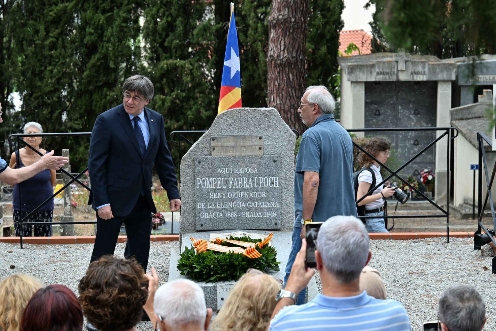 Carles Puigdemont i Jordi Casasses, en l'homenatge a la tomba de Pompeu Fabra a Prada/Josep Maria Montaner/UCE