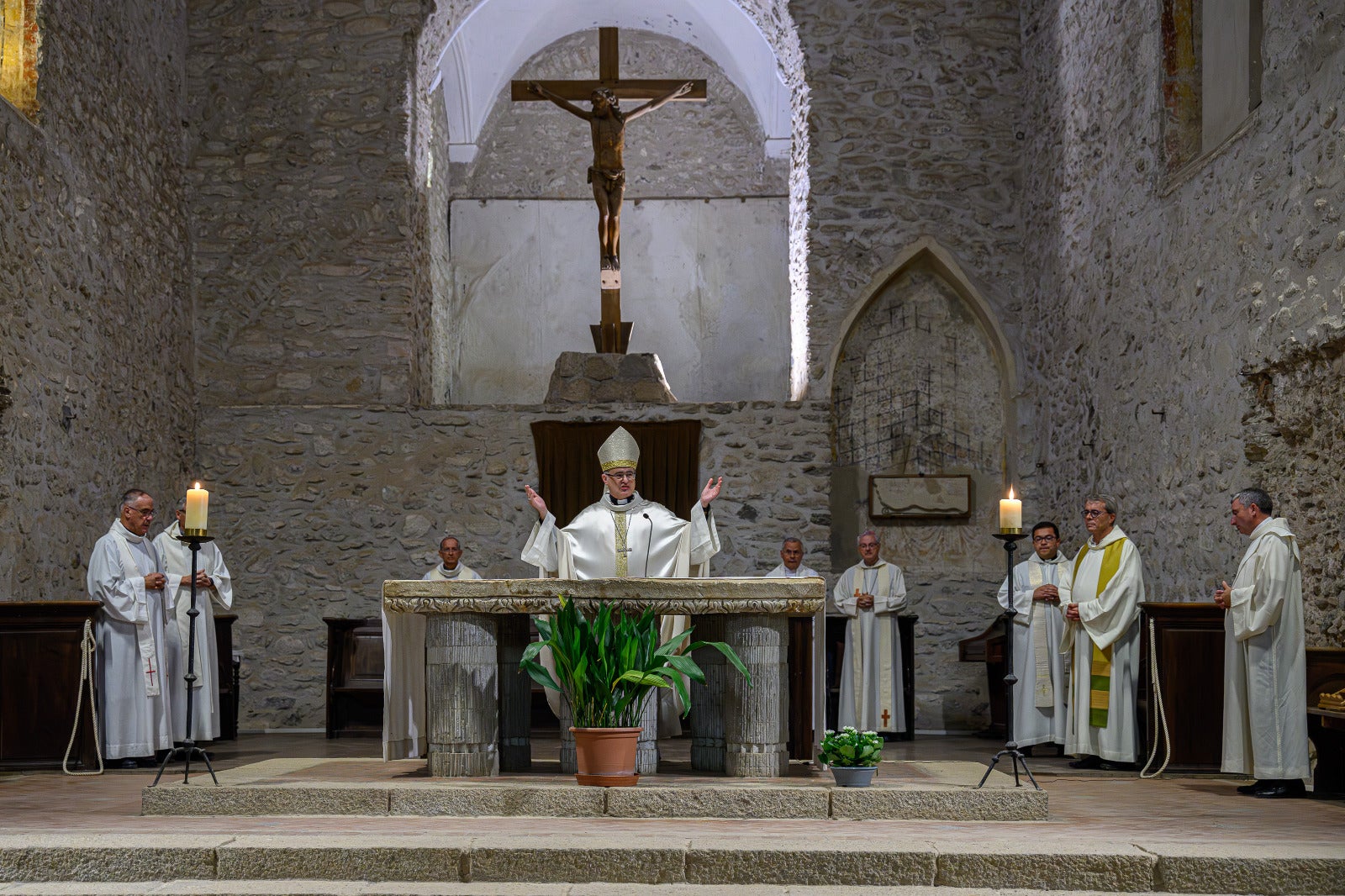 Una imatge de la missa celebrada a l'UCE a Sant Miquel de Cuixà pel lliurament del premi Canigó a Montserrat/Josep Maria Montaner/UCE