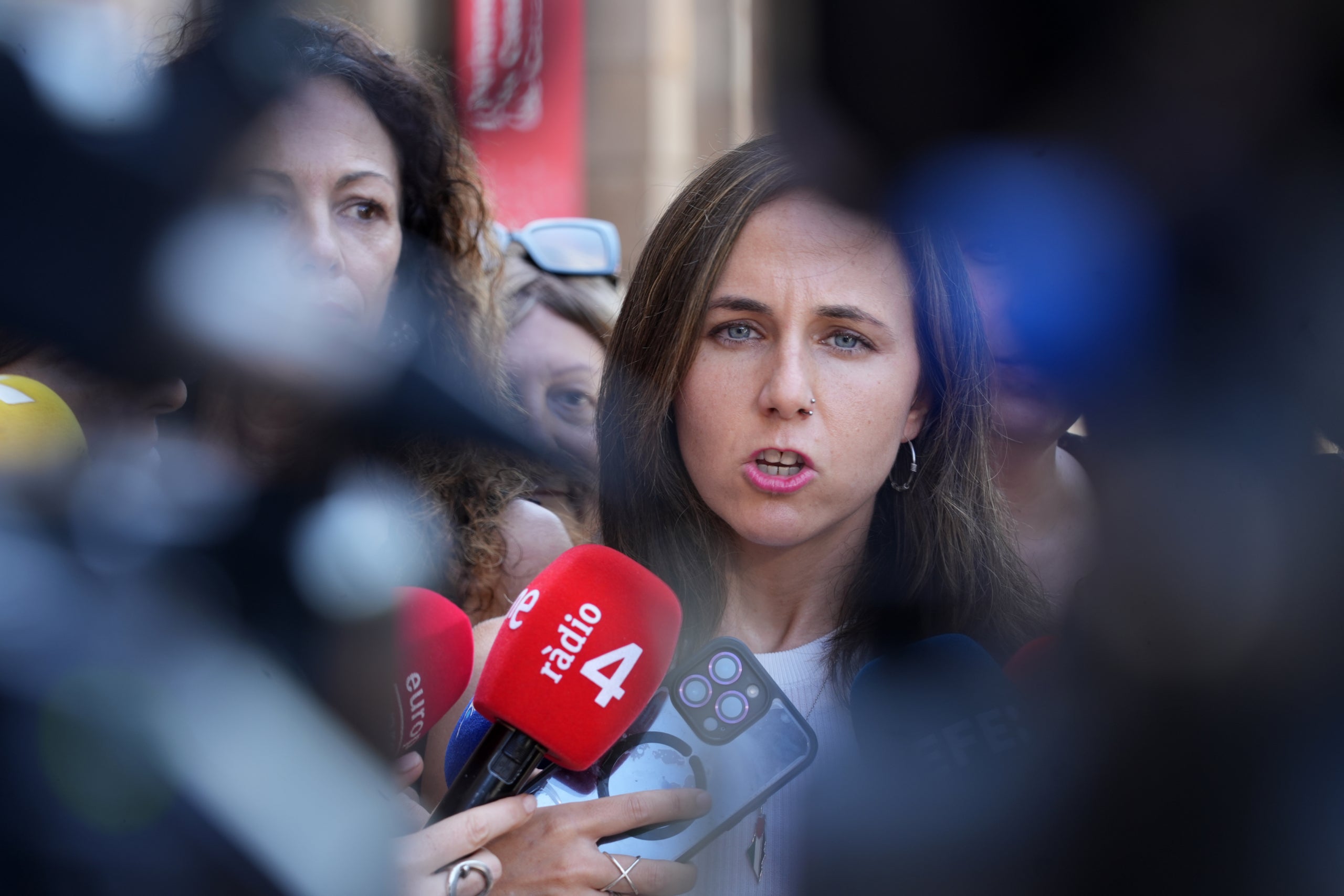 La secretària general de Podem, Ione Belarra, atén els mitjans de comunicació des de davant del Parlament | Marta Sierra (ACN)