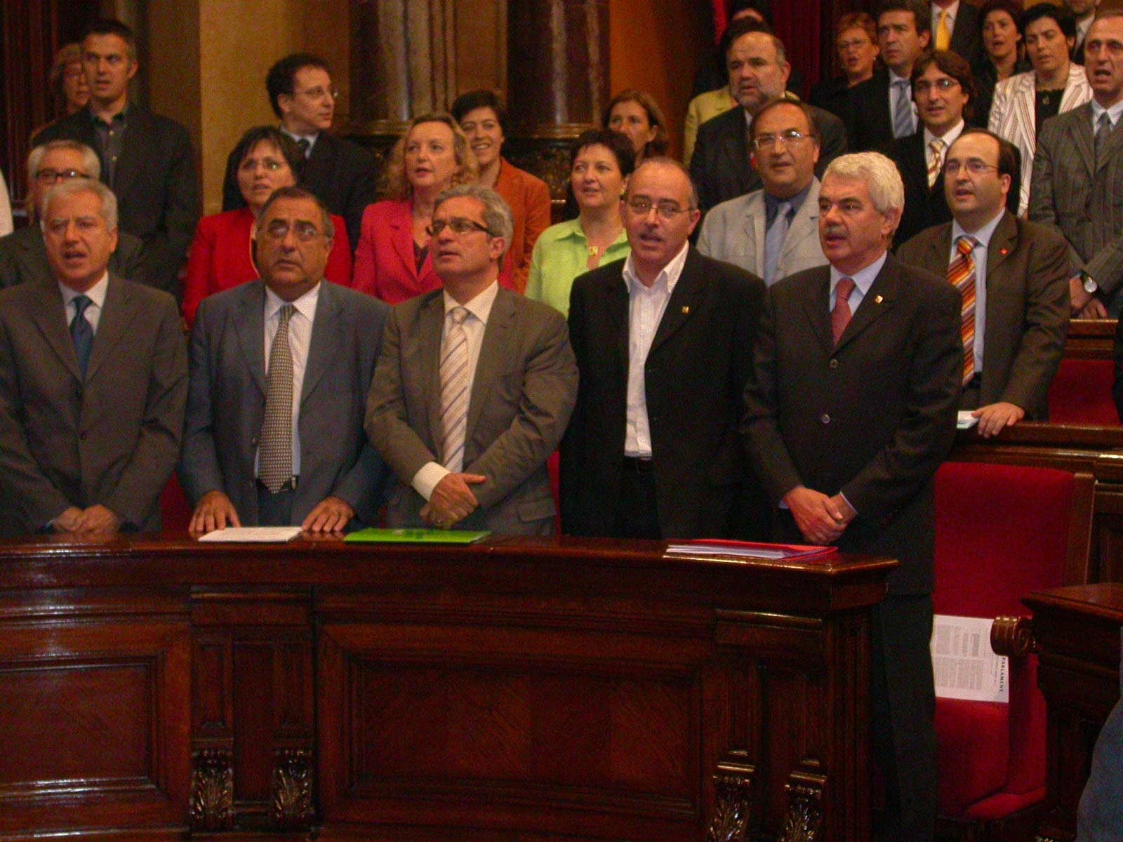 El Govern de Maragall canta els Segadors durant el ple del 30 de setembre de 2005/Xavi Alsinet/ACN