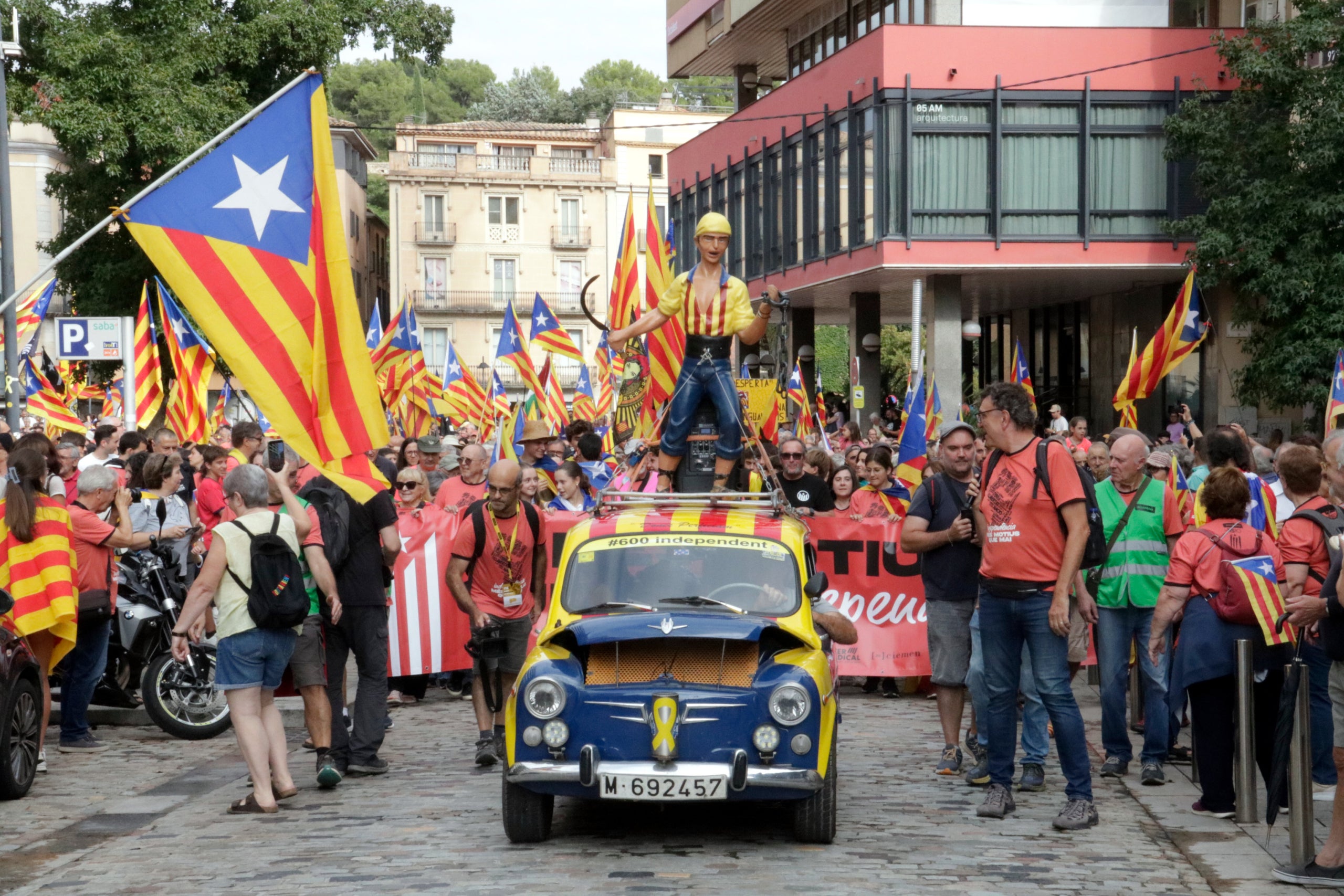 Capçalera de la manifestació de la Diada a Girona | Marina López (ACN)