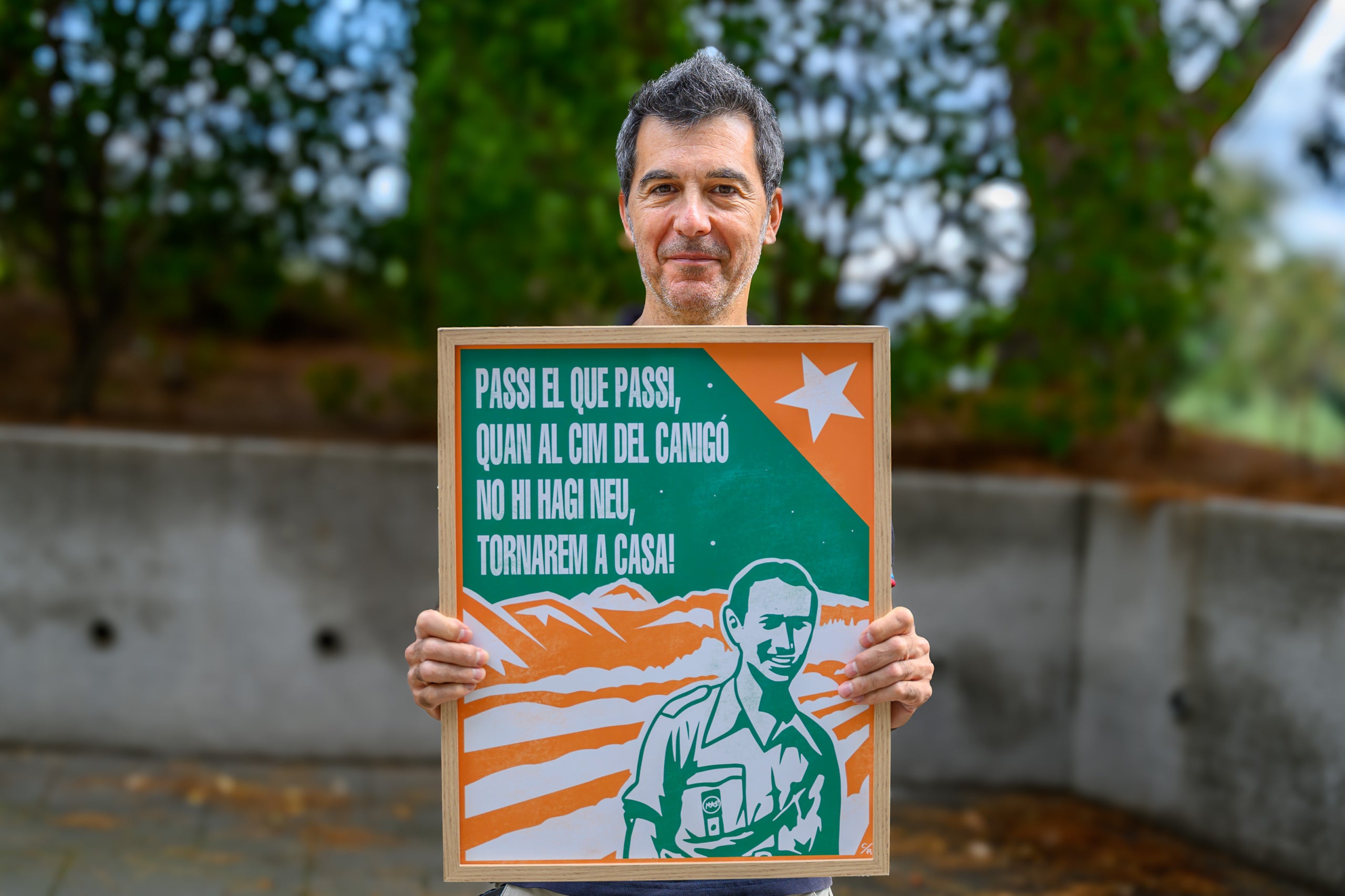 Oriol Falguera, president de la Fundació Reeixida amb el pòster de l'homenatge/Josep Maria Montaner/UCE