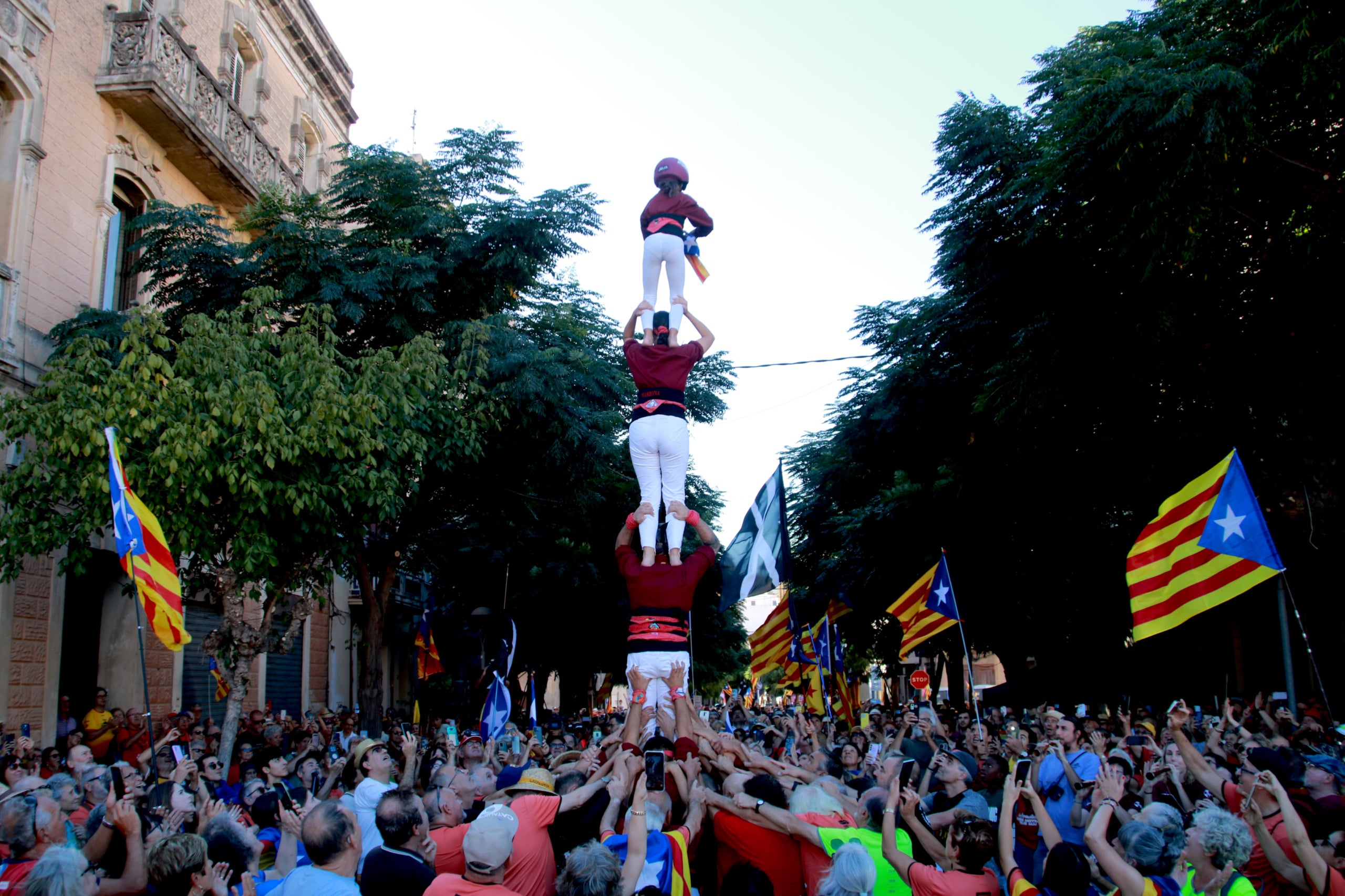Els Castellers de Tortosa fan un pilar de 4 al final de la manifestació de l'ANC | Mar Rovira (ACN)