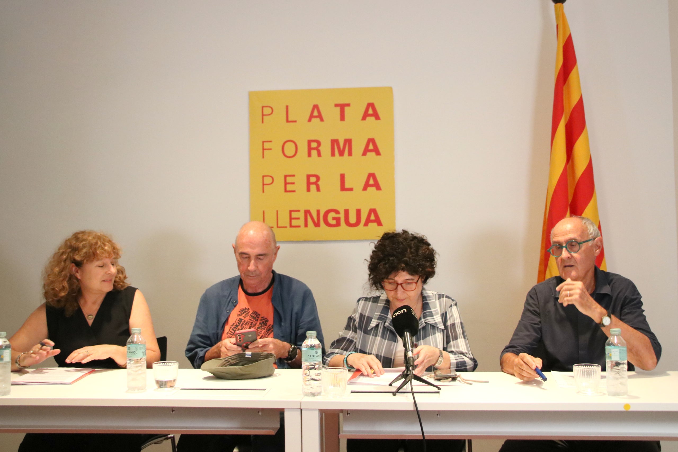 D'esquerra a dreta, Rut Carandell, Lluís Llach, Mireia Plana i Pep Cruanyes / ACN-Bernat Vilaró