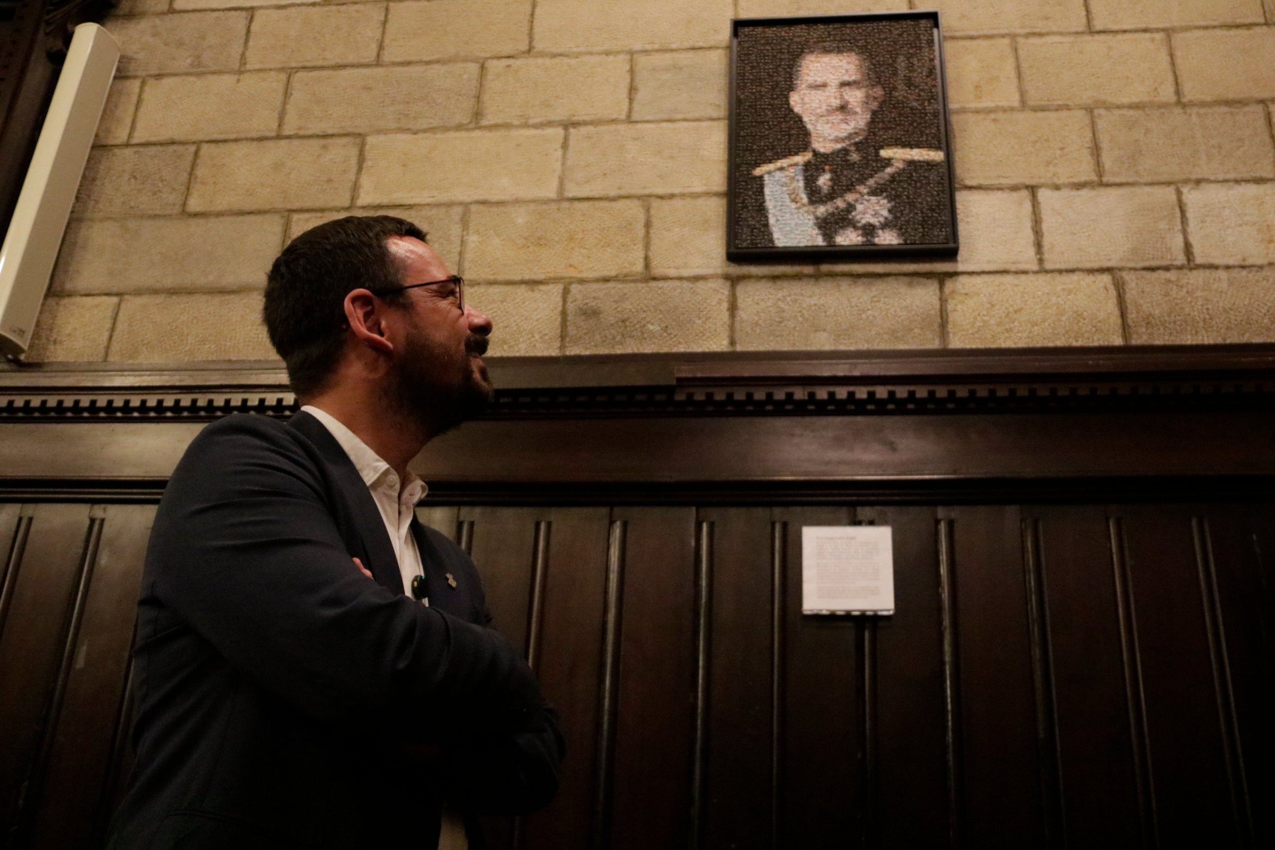 L'alcalde de Girona, Lluc Salellas, mira el nou retrat del rei espanyol Felip VI al saló de plens de Girona / ACN