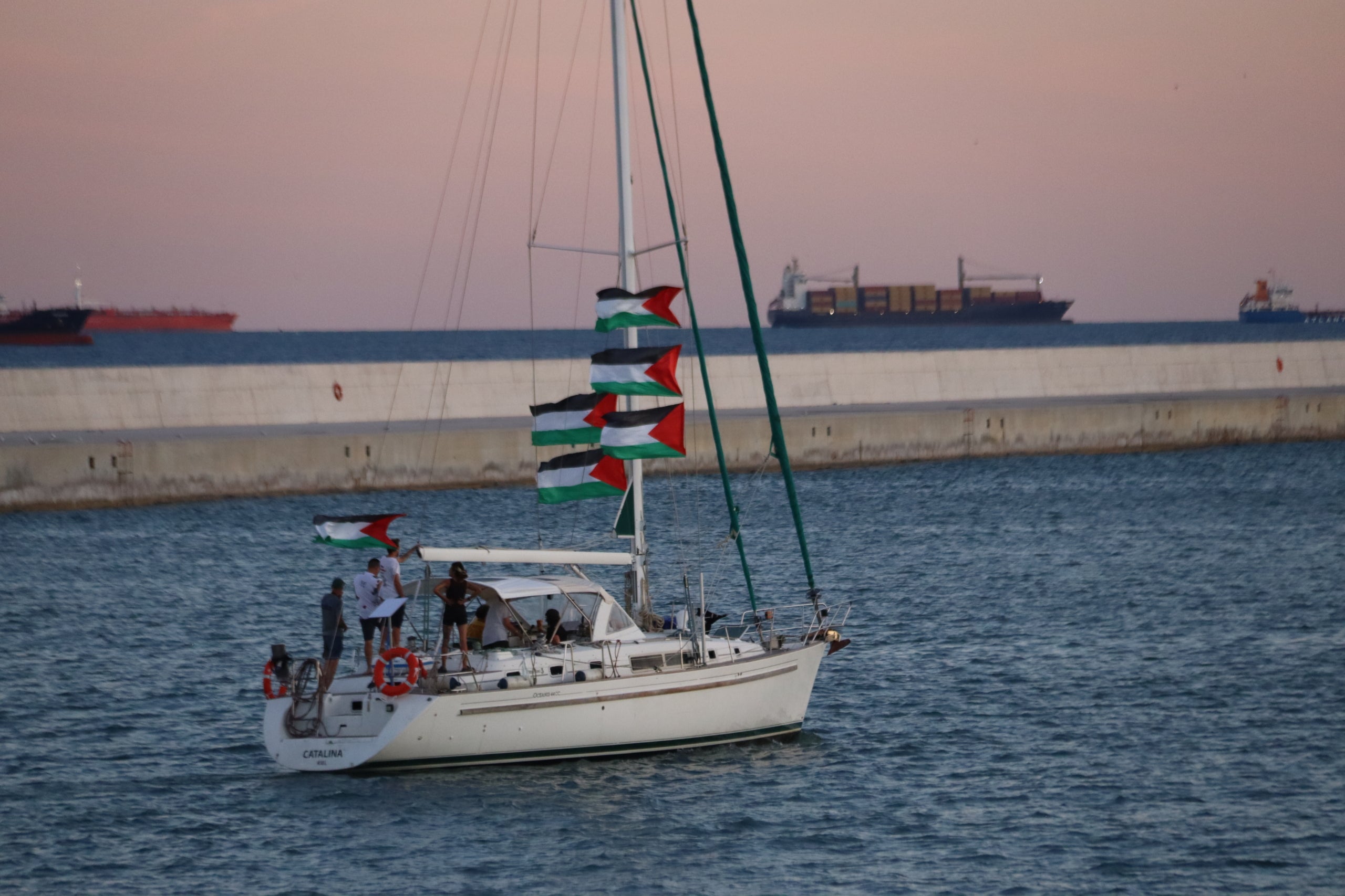 Un vaixell de la Global Sumud Flotilla exhibeix banderes palestines a la sortida del port de Barcelona | Nazaret Romero (ACN)