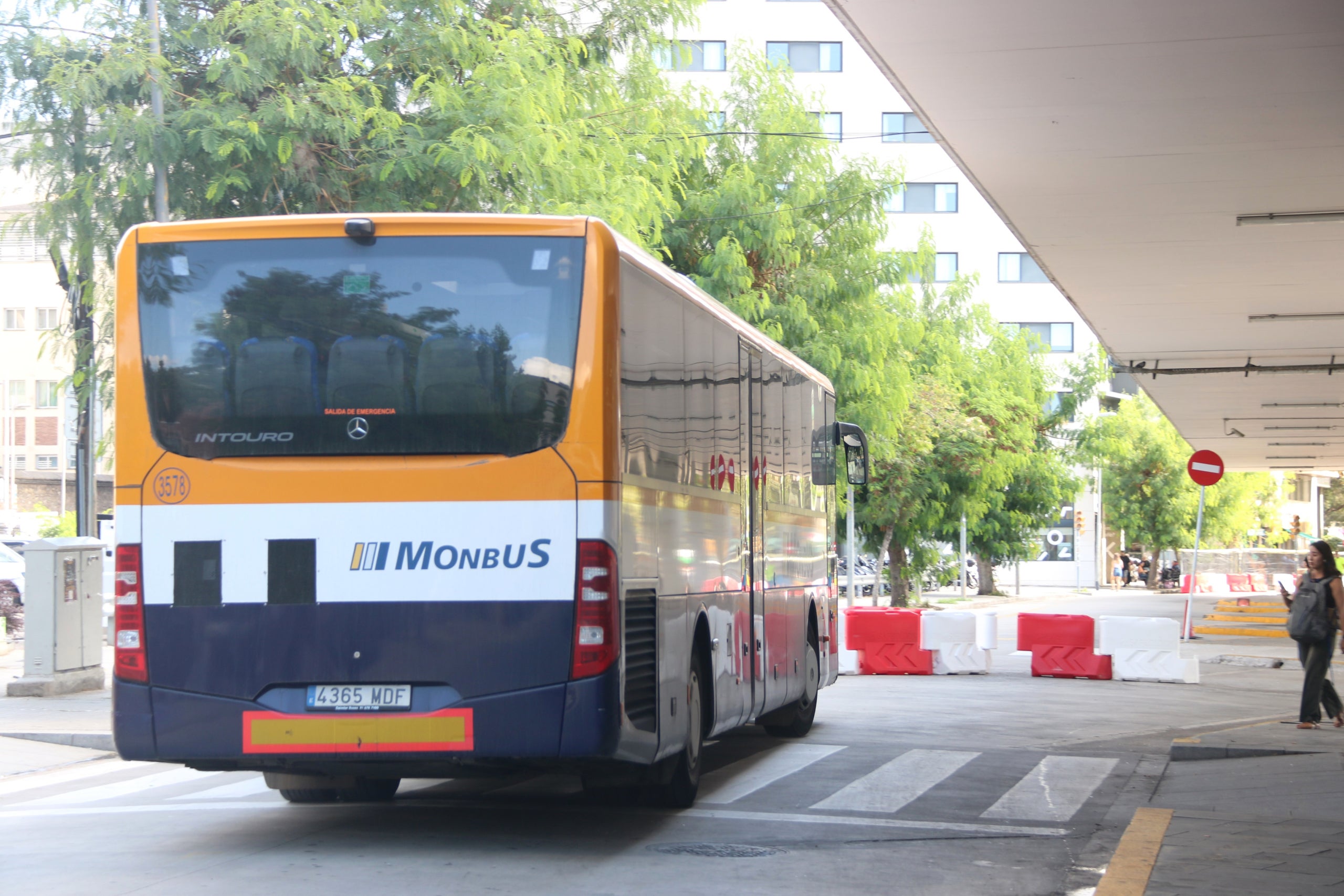 Un bus sortint de Sants direcció El Vendrell /  Maria Asmarat (ACN)