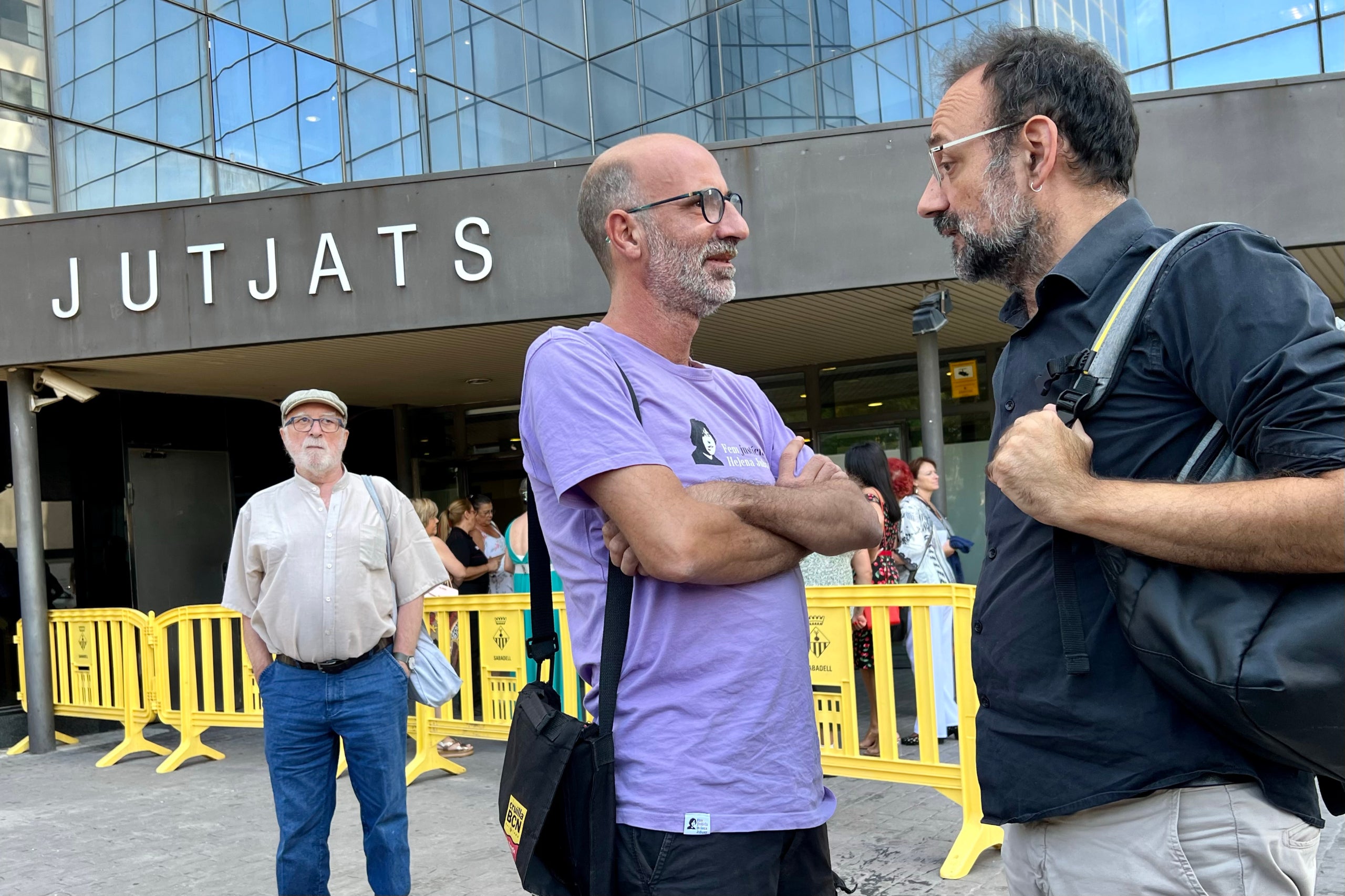 El germà d’Helena Jubany, Joan Jubany, amb l’advocat de la família, Benet Salellas, a la sortida dels Jutjats de Sabadell | Jordi Pujolar (ACN)