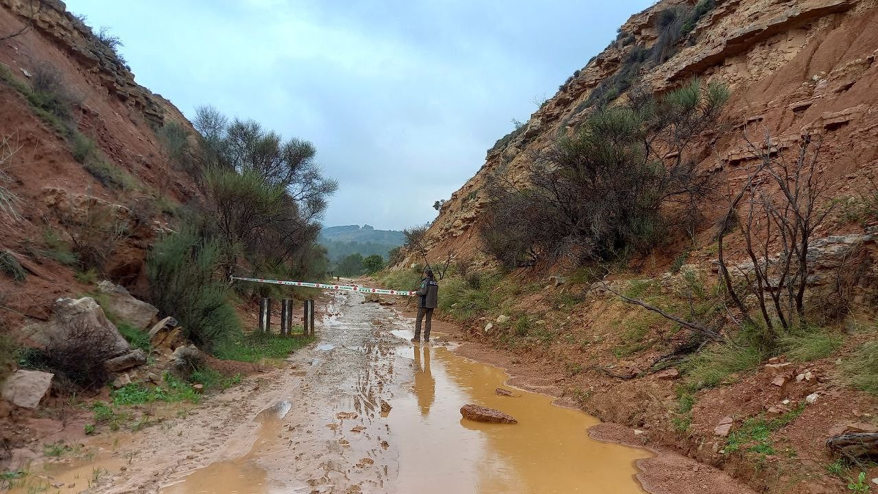 Agentes trabajan ante el aviso por intensidad de lluvia en la zona del Ebro | Protección Civil