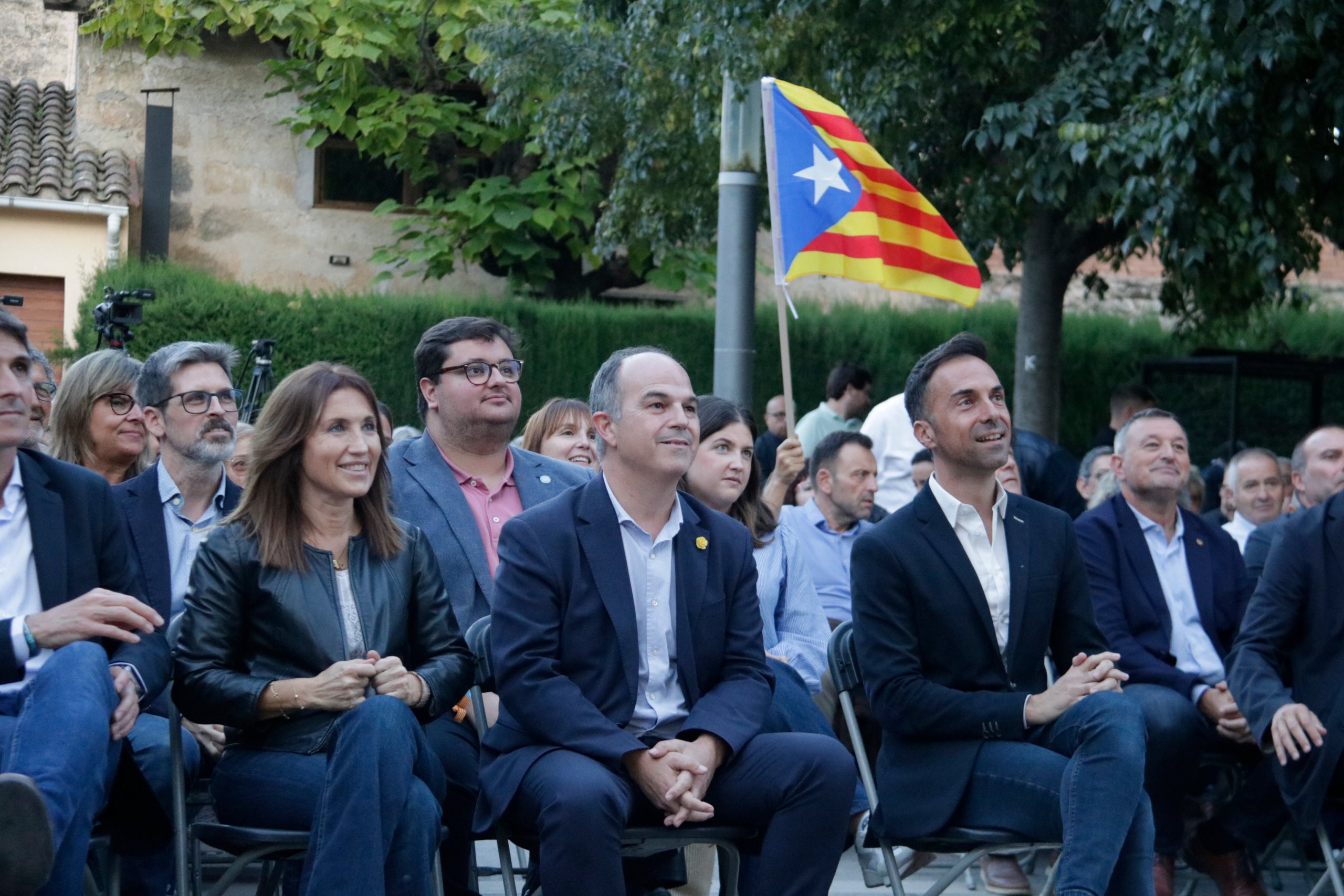 El secretari general de Junts, Jordi Turull, amb l'alcalde de Cornellà del Terri a l'acte per commemorar el vuitè aniversari de l'1-O | Marina López (ACN)